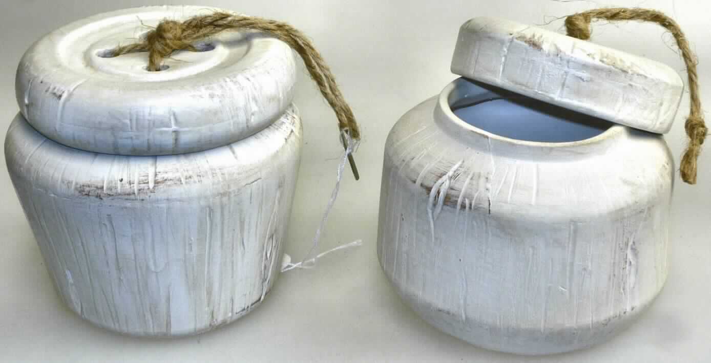 Keramischer Haushaltsartikel für den Tischgebrauch, sog. Dose (Art. 5202200), Foto siehe Anlage, 
- in Form einer cremeweißen, lasierten, zylinderförmigen Dose mit abnehmbarem Deckel,
- in den Abmessungen: mit einem größten Durchmesser von ca. 8 cm und einer Höhe von ca. 7 cm,
- der Deckel ist verziert mit vier kleinen Löchern, durch die ein Spinnstofffaden im Kreuzstich geführt ist,
- in zwei verschiedenen Ausführungen; außen mit einer imitierten Holzstruktur,
- keramisches Erzeugnis, nach der Formgebung gebrannt, tonmineralhaltiges Material enthaltend, 
- aus feinen Erden (lt. Antrag), 
- die Verwendung als Gebrauchsgegenstand bei Tisch oder in der Küche wird durch die Form weder
  ausgeschlossen noch eingeschränkt, somit keine Einreihung als Ziergegenstand in die Position 6913.

"Keramischer Haushaltsartikel (Dose), aus feinen Erden, Artikel für den Tisch- oder Küchengebrauch"