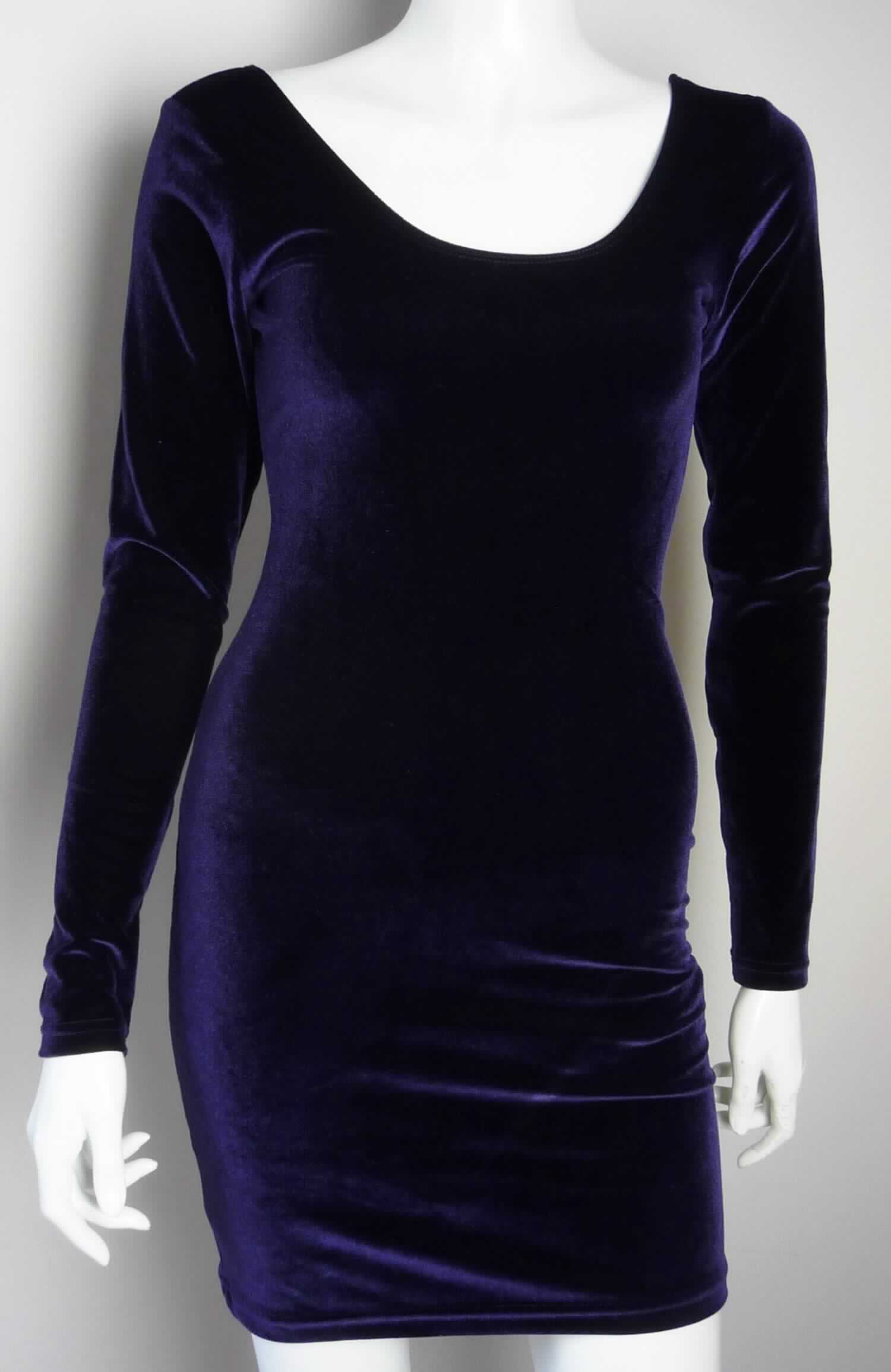 Kleid, Art. RSAVV358, Größe M, Foto siehe Anlage,
- aus ca. 1,1 mm dicken, einfarbigen Samtgewirken mit einem Grund und einem Flor aus 100 % synthetischen 
  Chemiefasern (laut Antrag: 90 % Polyester und 10 % Elasthan), 
- über den Schritt reichend (Rückenlänge: ca. 82 cm),
- mit einem runden Halsausschnitt,
- ohne Öffnung und ohne Verschluss,
- mit langen Ärmeln,
- am unteren Rand durch Umschlagen und Festnähen gesäumt,
- kann aufgrund der Länge ohne ein weiteres, den Unterkörper bedeckendes Kleidungsstück getragen werden.

"Kleid, aus Gewirken, für Frauen, aus synthetischen Chemiefasern"