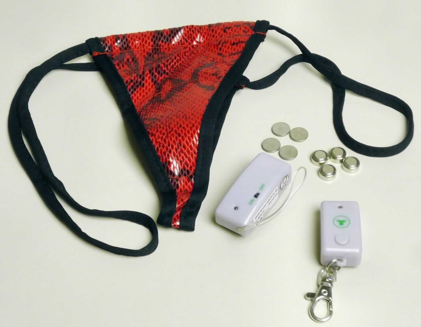 Vibrator, sog. Vibro String, Art.-Nr. 0562300 0000, in Form einer Warenzusammenstellung in Aufmachung für den Einzelverkauf, bestehend aus
- einem länglichen, annähernd rechteckigen, ca. 55 x 55 x 25 mm großen, batteriebetriebenen Auflegevibrator aus Kunststoff mit Batteriefach, mit integriertem Vibrationsmotor und einer ca. 42 x 42 x 24 mm großen, batteriebetriebenen Fernbedienung aus Kunststoff mit Batteriefach zur Steuerung des Vibrators, einseitig mit einem Karabinerhaken aus unedlem Metall versehen (charakterbestimmend im Hinblick auf den Wert),
- einem Stringtanga aus einem auf der Außenseite augenscheinlich geschmirgelten und musterbildend mit Farbe sowie mit Kunststoff bedruckten Gewebe ("animalprint") aus synthetischen Chemiefasern, welcher im Schrittbereich mit einem in Form eines Einsteckfachs aufgenähten Zuschnitt aus sog. Kunstleder zum Einlegen des Vibrators versehen ist sowie
- insgesamt acht noch nicht eingesetzten Batterien (Knopfzellen, 4 x CR1220, 4 x GPA76, noch nicht zusammengesetzt).
Äußere Form: siehe Abbildung in der Anlage.
Der Vibrator wird mit drei, die Fernbedienung mit einer Knopfzelle/n betrieben. Für die vier überzähligen Batterien kommt die De-minimis-Regel zur Anwendung.
Die Ware dient zur Vibrationsmassage des Intimbereichs. Die Bestandteile sind gemeinsam in einem Blister und zusätzlich mit einer Anleitung in einem bedruckten Karton verpackt. 

Die Ware ist als "elektrisches Vibrationsmassagegerät" einzureihen.