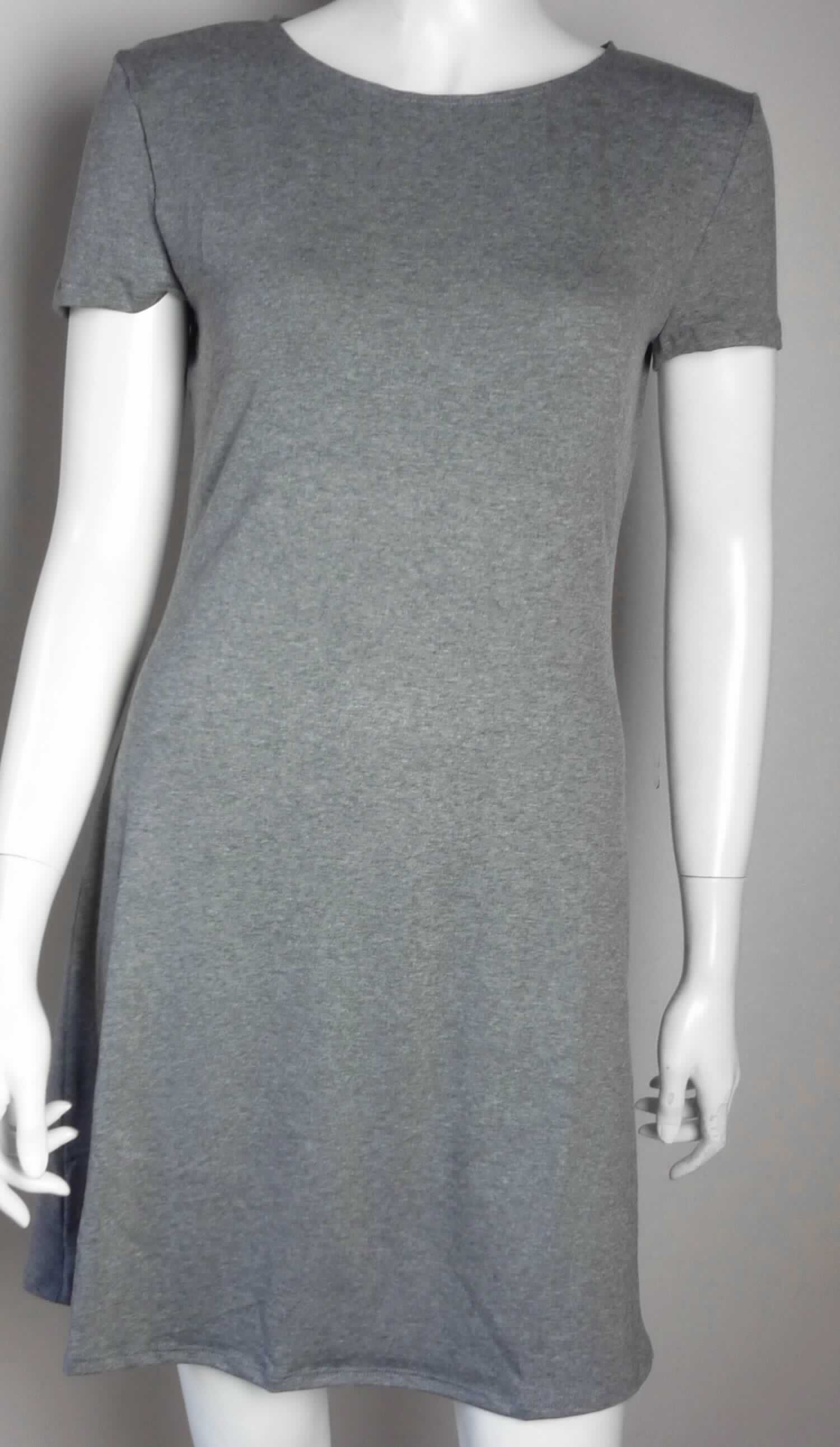 Kleid, sog. Minikleid, Art. RSAVS3294, Größe M, Foto siehe Anlage,
- aus ca. 0,5 mm dicken, buntgewirkten Gewirken (melierte Garne) aus laut Antrag 95 % Rayon (künstliche 
  Chemiefasern) und 5 % Elasthan (synthetische Chemiefasern),
- über den Schritt reichend (Rückenlänge: ca. 83 cm),
- mit einem runden Ausschnitt, 
- ohne Öffnung und ohne Verschluss,
- mit kurzen Ärmeln,
- am unteren Rand durch Umschlagen und Festnähen gesäumt,
- kann aufgrund der Länge ohne ein weiteres, den Unterkörper bedeckendes Kleidungsstück getragen werden.


"Kleid, aus Gewirken, für Frauen, aus künstlichen Chemiefasern"
