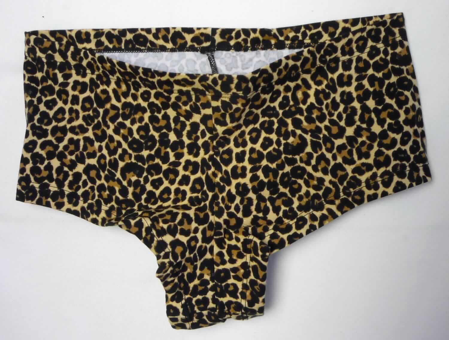 Slip, sog. Kurze Hose, Art. 8301P, Größe L, Foto siehe Anlage,
- in einem Polybeutel mit Pappeinleger verpackt,
- aus ca. 0,6 mm dicken, bedruckten Gewirken aus laut Antrag 95 % Baumwolle und 5 % Elasthan (synthetische
  Chemiefasern), 
- als Hüftslip gearbeitet, 
- ohne Öffnung und ohne Verschluss,
- aufgrund des Schnitts eindeutig als Frauenkleidung erkennbar,
- im Schritt mit einer Hygieneeinlage ausgestattet, somit u. a. keine Ware der Position 6104,
- an allen Rändern durch Umschlagen und Festnähen gesäumt.

"Slip, aus Gewirken, für Frauen, aus Baumwolle"