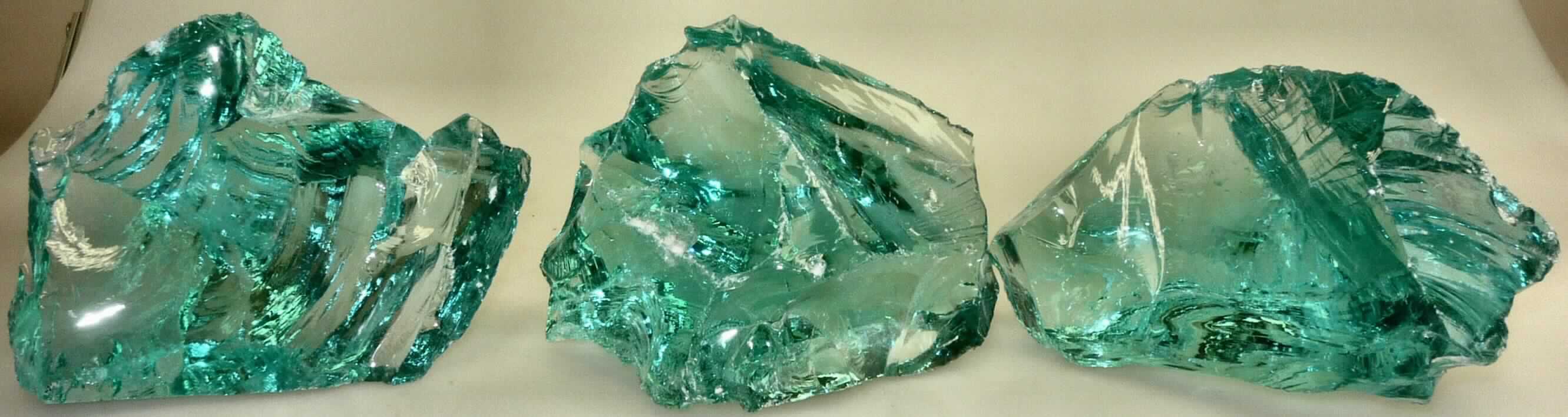 Scherben von Glas, sog. Glasbrocken, Foto siehe Anlage,
- unregelmäßig geformte Brocken,
- mit unregelmäßigen Bruchkanten (mit scharfen Kanten),
- durch Zerschlagen von Glasmasse hergestellt,
- in verschiedenen Farben,
- mit einer Körnung von 4 bis 20 cm (vorliegende Muster mit einer Körnung von ca. 10 cm),
- zu Dekorationszwecken bestimmt (Befüllung von Gabionen).

"Scherben von Glas"