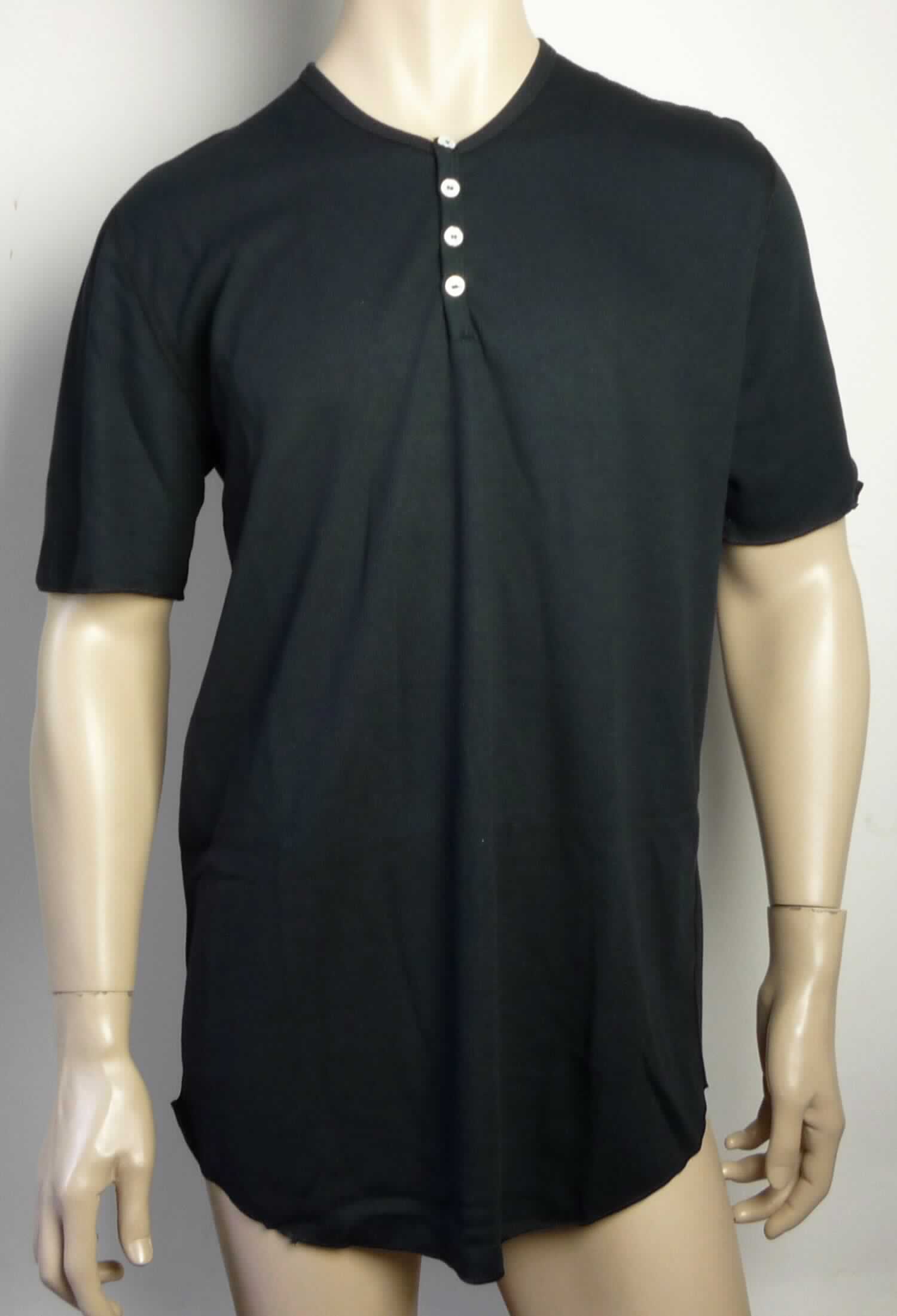 Hemd, sog. Henley-Shirt für Männer, Art. RSAT4259, Größe XL, Foto siehe Anlage,
- aus ca. 0,8 mm dicken, strukturiert gewirkten, einfarbigen Gewirken aus laut Antrag 55 % Baumwolle und 
  45 % Polyester (synthetische Chemiefasern); mit durchschnittlich mehr als 10 Maschen je linearen Zentimeter
  in jeder Richtung,
- über den Schritt reichend (Rückenlänge: ca. 81 cm), 
- mit einem runden Halsausschnitt, 
- vorn mit einer nicht durchgehenden Öffnung mit Knopfverschluss von links über rechts (Männerkleidung), 
- mit kurzen Ärmeln, 
- am unteren, abgerundeten Rand und an den Ärmelenden durch Überwendlichnähte gesäumt.

"Hemd, aus Gewirken, für Männer, aus Baumwolle"