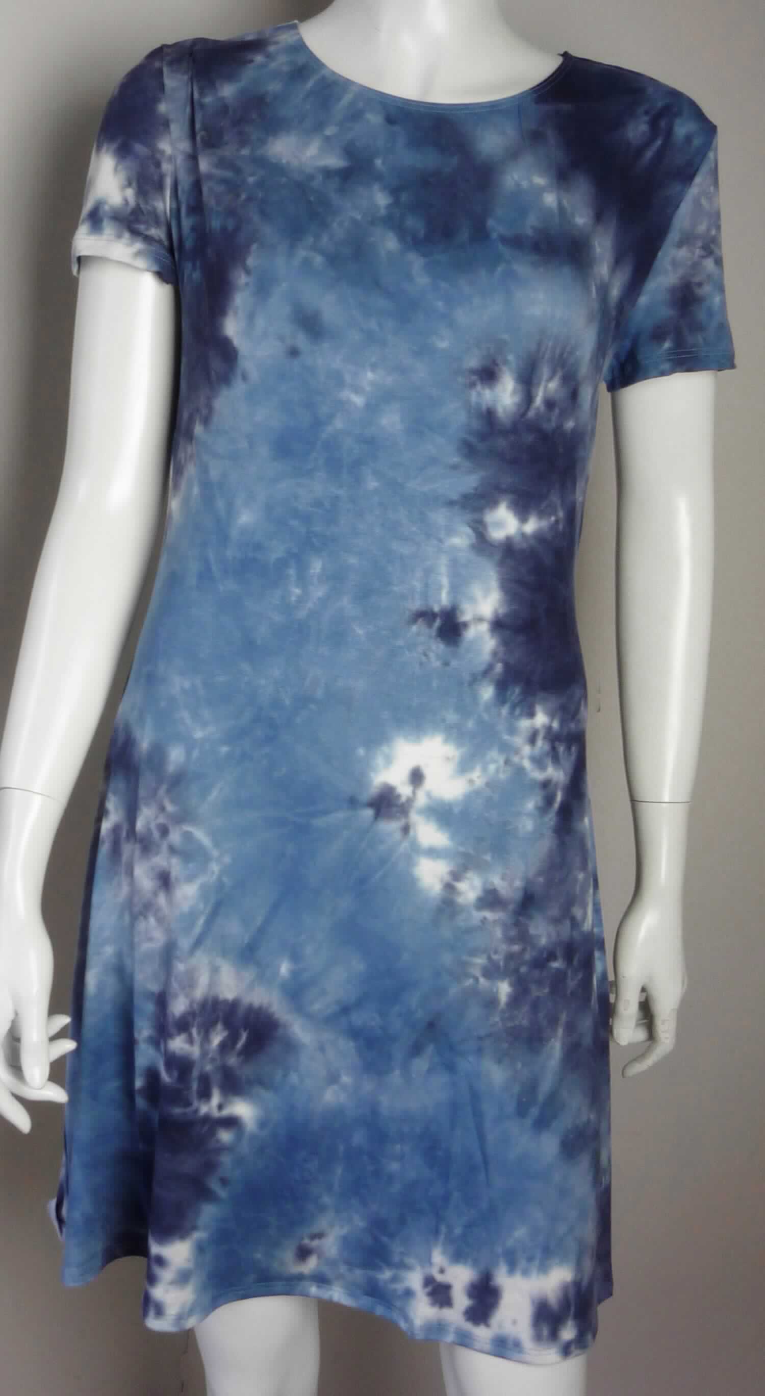 Kleid, sog. Minikleid, Art. RSAVS3294TD, Größe L, Foto siehe Anlage,
- aus ca. 0,5 mm dicken, bedruckten Gewirken aus laut Antrag 95 % Viskose (künstliche Chemiefasern) und 
  5 % Elasthan (synthetische Chemiefasern),
- über den Schritt reichend (Rückenlänge: ca. 86 cm),
- mit einem runden Halsausschnitt, 
- ohne Öffnung und ohne Verschluss,
- mit kurzen Ärmeln,
- am unteren Rand durch Umschlagen und Festnähen gesäumt,
- kann aufgrund der Länge ohne ein weiteres, den Unterkörper bedeckendes Kleidungsstück getragen werden.


"Kleid, aus Gewirken, für Frauen, aus künstlichen Chemiefasern"