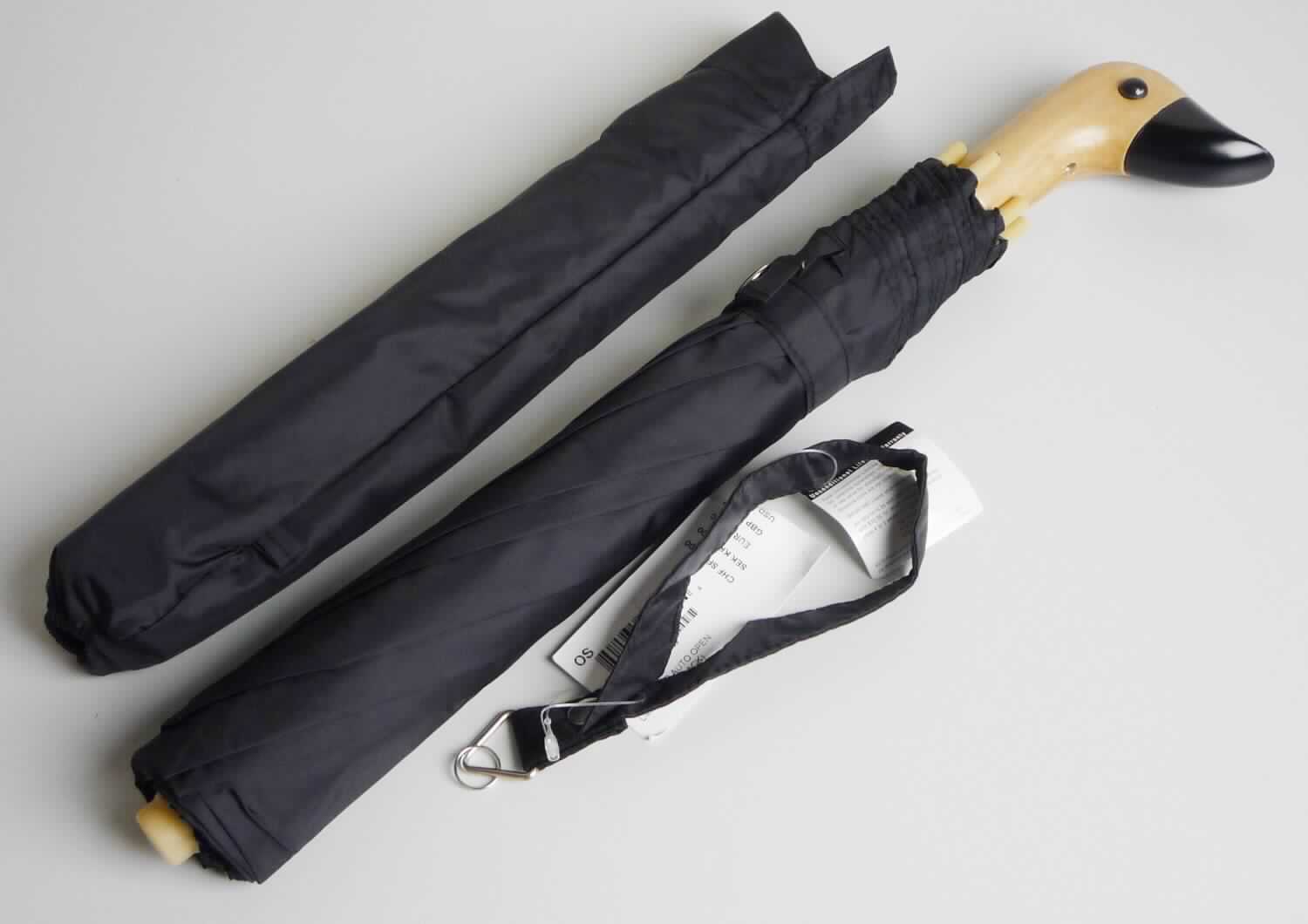 Regenschirm, sog. Accessoire Regenschirm DUCKUMB, Fotos siehe Anlage, 
- mit einem Teleskopauszug,  
- zusammengeklappt mit einer Länge von ca. 43 cm, 
- aufgespannt mit einem Durchmesser von ca. 95 cm, 
- mit einem Bezug aus Spinnstoffgeweben, 
- mit einem Gestell aus unedlem Metall, 
- mit einem Griffstück aus Holz in Form eines Entenkopfs, 
- mit einer Trageschlaufe, 
- zum wirksamen Schutz gegen den Regen, 
- mit einer übergezogenen Schutzhülle.

"Regenschirm, mit Teleskopauszug"