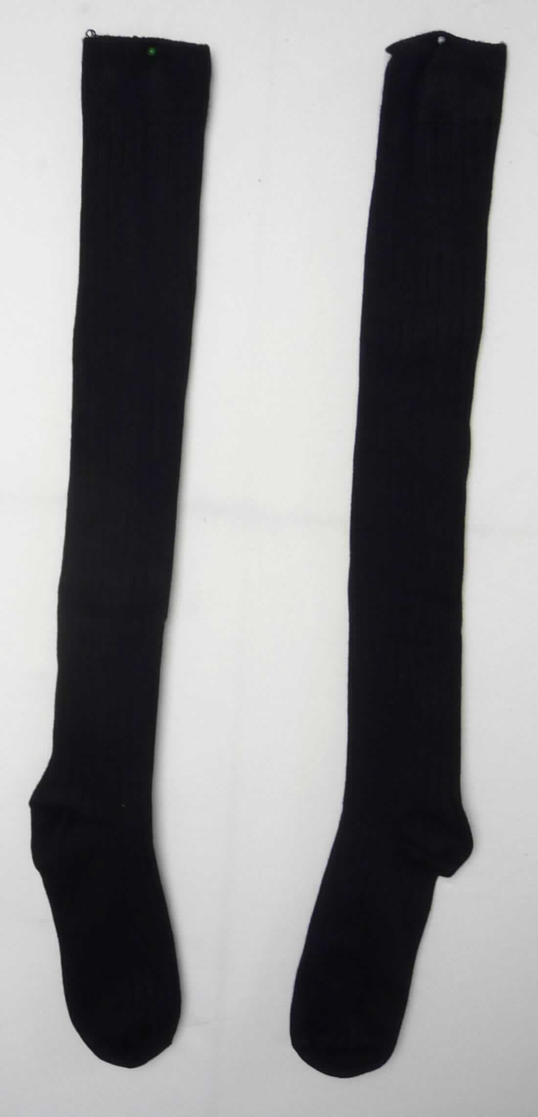 Kniestrümpfe, sog. Socken, Art. RSASKLRM, Foto siehe Anlage,
- paarweise auf einem bedruckten Pappetikett aufgebracht,
- aus ca. 2 mm dicken, einfarbigen Gewirken aus laut Antrag 85 % Modal (künstliche Chemiefasern), 14 % Nylon 
  und 1 % Lycra (beides synthetische Chemiefasern); mit einem Titer der einfachen Garne von augenscheinlich 
  mehr als 67 dtex, 
- schlauchförmig abgepasst gewirkt und an den Fußspitzen durch Zusammennähen konfektioniert,
- mit ausgearbeiteter Ferse,
- am oberen Rand mit einem elastischen Abschluss, 
- die Wade bedeckend, bis leicht über das Knie reichend,
- ohne degressive Kompression.

"Kniestrümpfe aus Gewirken, andere als solche mit degressiver Kompression, mit einem Titer der einfachen 
 Garne von mehr als 67 dtex, aus künstlichen Chemiefasern"