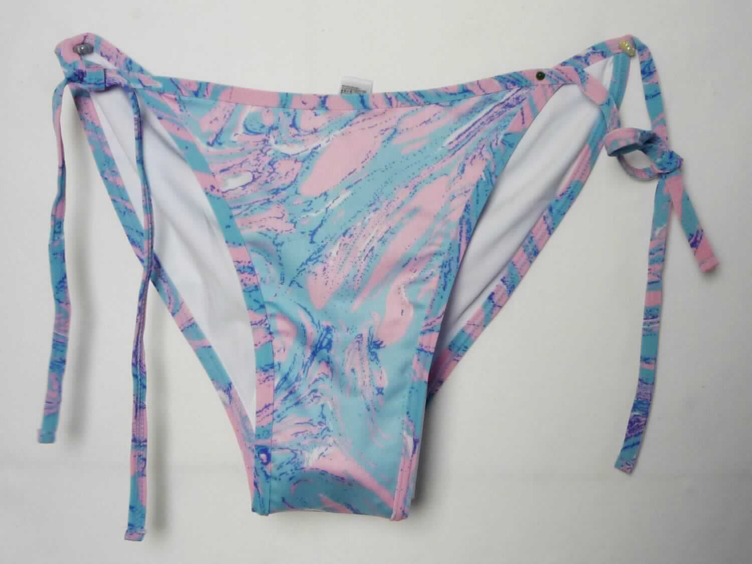 Badehose, sog. Badebekleidung für Frauen, Art. RNT07PN, Größe L, Foto siehe Anlage,
- aus ca. 0,5 mm dicken, buntbedruckten Gewirken aus laut Antrag 80 % Polyester und 20 % Elasthan
  (beides synthetische Chemiefasern); keine Kautschukfäden enthaltend, die Elastizität ergibt sich durch die
  Verwendung von Elastomergarnen,
- in der Taille abschließend; ohne Öffnung und ohne Verschluss,
- mit hohen Beinausschnitten, seitlich mit Bindebändern; aufgrund des Schnitts als Frauenkleidung erkennbar,
- durchgehend mit einem Gewirke unterlegt (Hygieneeinlage),
- das Kleidungsstück lässt nach Schnitt, Material und Ausstattung erkennen, dass es dazu bestimmt ist, 
  ausschließlich oder hauptsächlich als Badekleidung getragen zu werden.

"Badehose, aus Gewirken, für Frauen, aus synthetischen Chemiefasern, keine Kautschukfäden enthaltend"