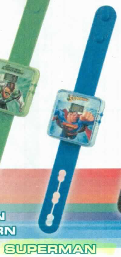 Bei dem Erzeugnis aus der Serie "McDonalds - Hello Kitty / DC Comics Watches 2015" (Motiv: Superman) handelt es sich um eine Armbanduhr mit rechteckigem Kunststoffgehäuse (44 x 42 mm) und einem Kunststoffarmband. In dem Kunststoffgehäuse sind eine große Supermandarstellung und ein kleines Anzeigenfeld untergebracht.

Die elektrisch betrieben Armbanduhr (Batterie) ist mit zwei Funktionstasten zum Stellen und Wechseln der optoelektronischen Anzeige ausgestattet. Mit Hilfe der Tasten kann die Uhrzeit und die Stoppeinrichtung bedient werden.

Die in einer durchsichtigen Kunststofftüte verpackte Ware ist als "elektrisch betriebene Armbanduhr nur mit optoelektronischer Anzeige, nicht von der Position 9101 erfasst" einzureihen.