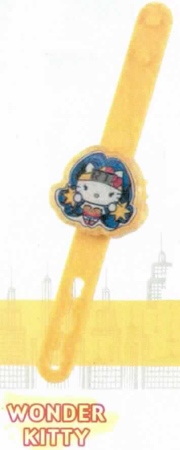 Bei dem Erzeugnis aus der Serie "McDonalds - Hello Kitty / DC Comics Watches 2015" (Motiv: Wonder Kitty) handelt es sich um eine Armbanduhr mit einem Kunststoffgehäuse in Form eines Katzenkopfes und einem Kunststoffarmband. In dem Kunststoffgehäuse sind eine große Darstellung der Wonder Kitty und ein kleines Anzeigenfeld untergebracht.

Die elektrisch betrieben Armbanduhr (Batterie) ist mit zwei Funktionstasten zum Stellen und Wechseln der optoelektronischen Anzeige ausgestattet. Mit Hilfe der Tasten kann die Uhrzeit und die Stoppeinrichtung bedient werden.

Die in einer durchsichtigen Kunststofftüte verpackte Ware ist als "elektrisch betriebene Armbanduhr nur mit optoelektronischer Anzeige, nicht von der Position 9101 erfasst" einzureihen.