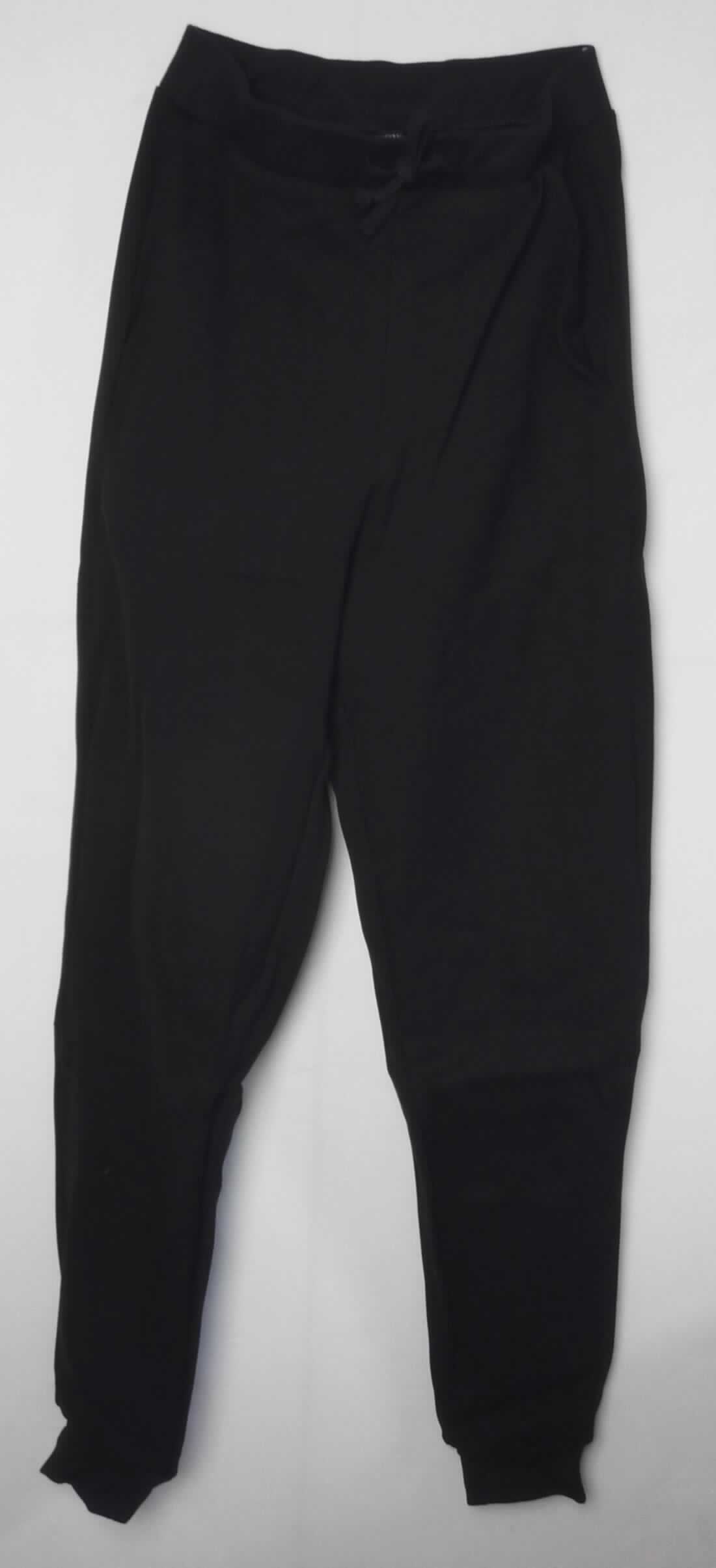 Lange Hose, sog. Jogginghose, Art. RSAPO3160, Größe XS, Foto siehe Anlage,
- aus ca. 1 mm dicken, einfarbigen Gewirken aus laut Antrag 60 % Rayon (künstliche Chemiefasern), 35 % Nylon 
  und 5 % Elasthan (beides synthetische Chemiefasern),
- in der Taille abschließend; mit einem angesetzten, ca. 3,5 cm breiten, elastischen Taillenbund mit Tunnelzug,
- ohne Öffnung und ohne Verschluss,
- ohne Hinweise auf den Trägerkreis (unisex),
- seitlich mit zwei eingesetzten, offenen Taschen,
- mit langen Hosenbeinen; an den Beinabschlüssen mit angesetzten, leicht verengenden Bündchen.

"Lange Hose, aus Gewirken, für Frauen, aus künstlichen Chemiefasern"