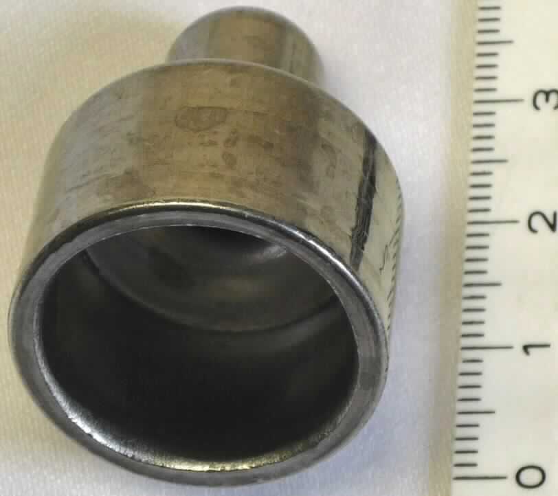 Teil für Kraftfahrzeug, sog. Abdeckung für Airbag-Gasgenerator, Zeichnungsnummer: 6063648, Foto siehe Anlage,
- speziell im sog. Tiefziehverfahren gefertigter, hohlzylindrischer Metallkörper,
- auf einer Seite mit einer geschlossenen nippelartigen Verlängerung; auf der anderen Seite offen,
- mit einer Höhe von ca. 3,5 cm und einem größten Durchmesser von ca. 2,4 cm,
- aus (lt. Antrag) Stahl,
- dient als Gehäuseteil eines Gasgenerators zur Aufnahme der Zündungs-Baugruppe,
- erkennbares Gehäuseteil eines Gasgenerators für ein Airbag-System zur ausschließlichen Verwendung
  in einem Kraftfahrzeug bestimmt.

"Teil für Kraftfahrzeug, Teil eines aufblasbaren Sicherheits-Luftsacks mit Füllsystem (Airbag), nicht für die
 industrielle Montage, nicht gesenkgeschmiedet"