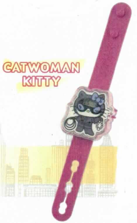 Bei dem Erzeugnis aus der Serie "McDonalds - Hello Kitty / DC Comics Watches 2015" (Motiv: Catwoman Kitty) handelt es sich um eine Armbanduhr mit einem Kunststoffgehäuse in Form eines Katzenkopfes und einem Kunststoffarmband. In dem Kunststoffgehäuse sind eine große Darstellung der Catwoman Kitty und ein kleines Anzeigenfeld untergebracht.

Die elektrisch betrieben Armbanduhr (Batterie) ist mit zwei Funktionstasten zum Stellen und Wechseln der optoelektronischen Anzeige ausgestattet. Mit Hilfe der Tasten kann die Uhrzeit und die Stoppeinrichtung bedient werden.

Die in einer durchsichtigen Kunststofftüte verpackte Ware ist als "elektrisch betriebene Armbanduhr nur mit optoelektronischer Anzeige, nicht von der Position 9101 erfasst" einzureihen.