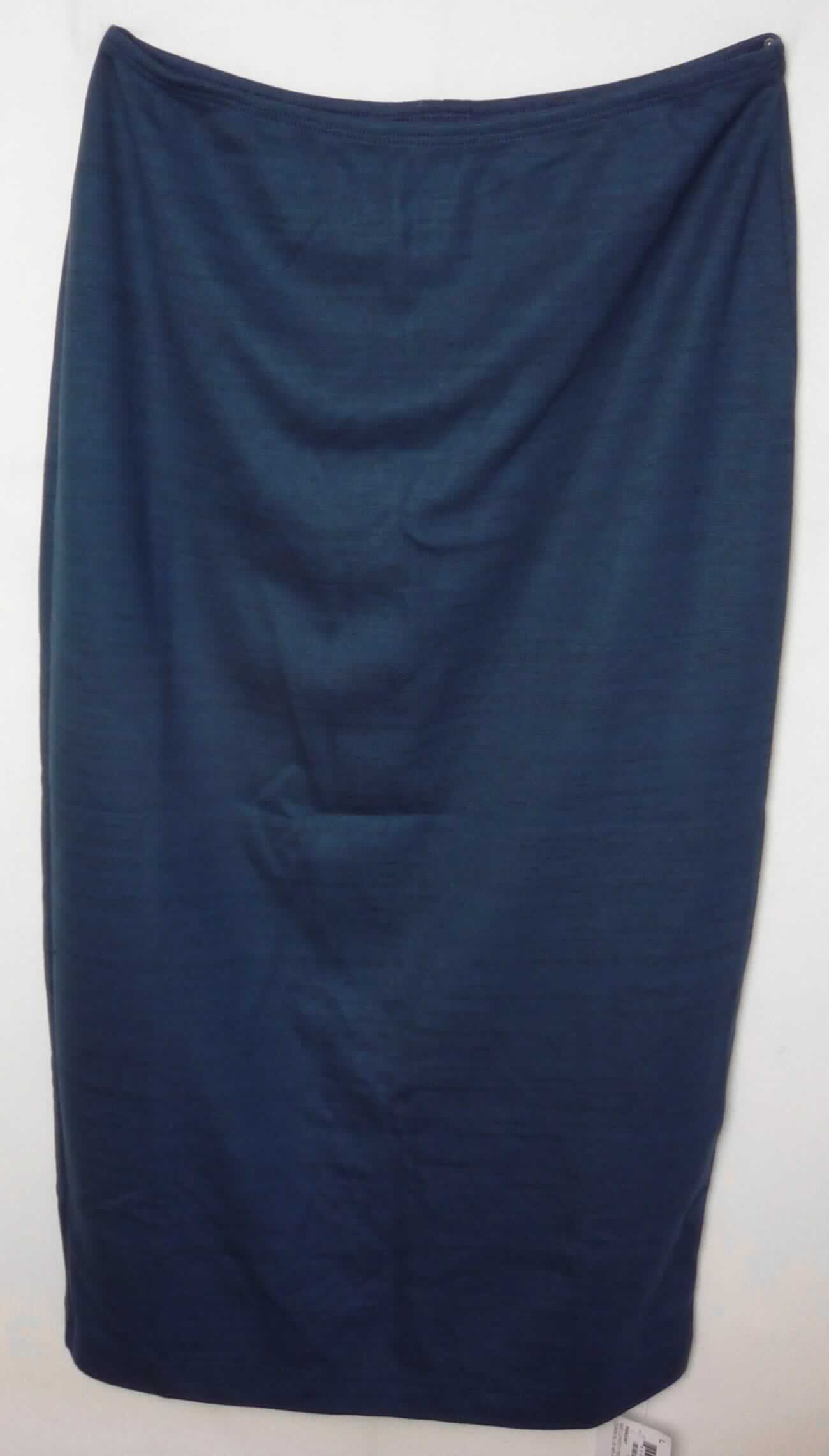 Rock, Art. RSA0387, Größe L, Fotos siehe Anlage,
- aus ca. 0,7 mm dicken, buntgewirkten Gewirken (melierte Garne) aus laut Antrag 93 % Rayon (künstliche 
  Chemiefasern), 5 % Spandex und 2 % Polyester (beides synthetische Chemiefasern), 
- über den Schritt reichend (Seitenlänge: ca. 65 cm),
- in der Taille abschließend, mit einem elastischen Taillenbund,
- ohne Öffnung und ohne Verschluss,
- am unteren Rand durch Umschlagen und Festnähen gesäumt, hinten mit einem ca. 15 cm hoch reichenden 
  Schlitz versehen,
- kann ohne ein weiteres, den Unterkörper bedeckendes Kleidungsstück getragen werden.

"Rock aus Gewirken, für Frauen, aus künstlichen Chemiefasern"