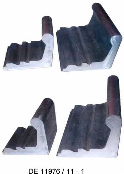 Warmgewalztes Stahlprofil

Bei der Ware handelt es sich nach vorgelegten Spezifikationen um ein Profil aus nicht legiertem Stahl (entsprechend EN 10025-2). Nach den Angaben wird das Profil warmgewalzt und gerichtet, sowie zusätzlich entgratet. Das Entgraten dient zur Erreichung einer präziseren Form und Toleranz an 2 Bereichen des Stahlprofils. Das Erzeugnis wird zur Fertigung von Automobiltürscharnieren verwendet.

Zolltariflich handelt es sich um ein anderes Profil aus nicht legiertem Stahl.