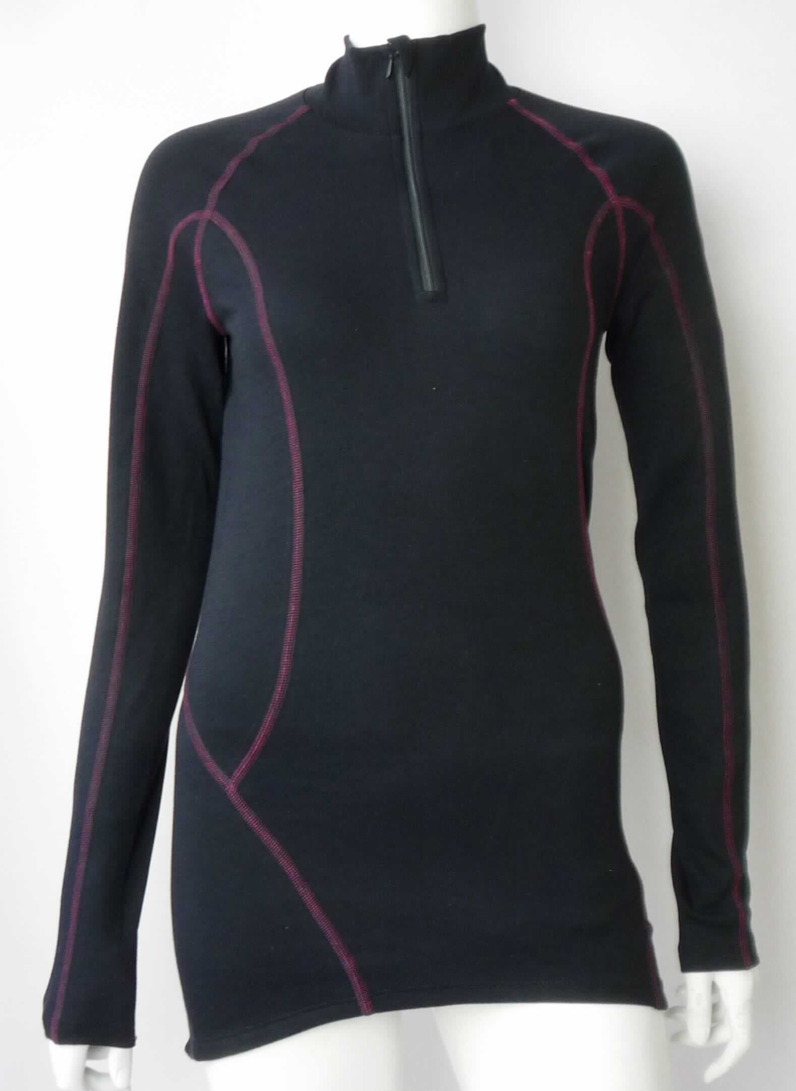 Pulloverähnliches Kleidungsstück, sog. Skiunterziehpullover/ Sportunterwäsche, Art.Nr.135303-000, Größe 36/S, Foto siehe Anlage,
- aus ca. 0,9 mm dicken, einfarbigen Gewirken aus laut Antrag 35 % Polypropylen, 30 % Polyamid, 15 % Modal
  (alles Chemiefasern) und 20 % Baumwolle,
- über den Schritt reichend (Rückenlänge: ca. 74 cm), vorn bis zu 6,5 cm kürzer gearbeitet,
- mit einem ca. 6,5 cm hohen Kragen (deshalb keine Ware der Positionen 6105 und 6109), 
- vorn mit einer etwa von der Brustmitte bis in die Kragenspitzen reichenden Öffnung mit Reißverschluss,  
  (u. a. deshalb kein Unterziehpulli), am Kragen mit einer kurzen Überlappung von links über rechts 
  (Männerkleidung),
- mit langen Ärmeln, 
- am unteren Rand und an den Ärmelabschlüssen durch Umschlagen und Festnähen gesäumt.

"Pulloverähnliches Kleidungsstück, aus Gewirken, aus Chemiefasern, kein Unterziehpulli, für Männer"