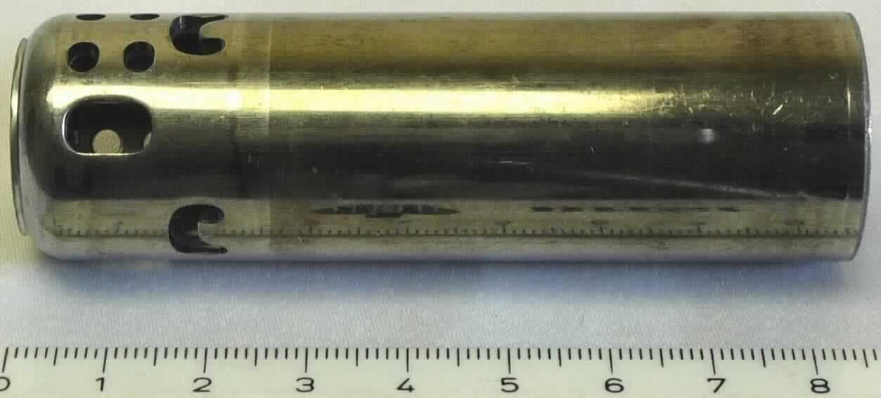 Teil für Kraftfahrzeug, sog. Rohr für Airbag-Gasgenerator, Zeichnungsnummer: 6074985, Foto siehe Anlage,
- speziell im sog. Tiefziehverfahren gefertigter, hohlzylindrischer Metallkörper,
- auf einer Seite offen; auf der anderen Seite bis auf eine kleine runde Öffnung geschlossen,
- an einem Ende mit diversen Aussparungen versehen,
- mit einer Länge von ca. 8,5 cm und einem Durchmesser von ca. 2,1 cm,
- aus (lt. Antrag) Stahl,
- erkennbares Gehäuseteil eines Gasgenerators für ein Airbag-System zur hauptsächlichen
  Verwendung in einem Kraftfahrzeug bestimmt.

"Teil für Kraftfahrzeug, Teil eines aufblasbaren Sicherheits-Luftsacks mit Füllsystem (Airbag), nicht für die
 industrielle Montage, nicht gesenkgeschmiedet"