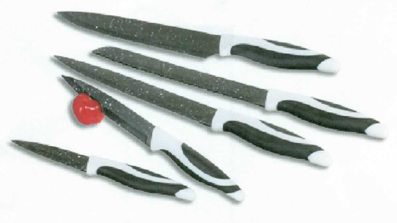 Messerset 5 tlg

- Zusammenstellung von Messern bestehend aus je einem Kochmesser, Brotmesser, Fleischmesser,
  Universalmesser, Schälmesser, mit unterschiedlichen Klingenlängen und unterschiedlichem 
  Klingenschliff; sie sind jeweils mit einer feststehenden, schneidenden Klinge aus nicht 
  rostendem Stahl (2Cr14) und Griffen aus rutschhemmendem Kunststoff ausgestattet.

- verpackt in einem Geschenkkarton

Abbildung siehe Anlage.

Derartige Erzeugnisse gehören als "Zusammenstellung von Messern mit schneidender Klinge aus unedlem Metall" zum TARIC-Code 8211 1000 00.
