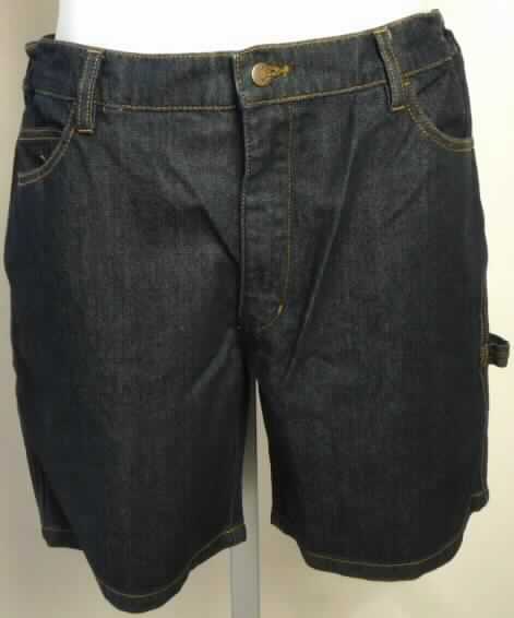 Kurze Hose, sog. Denim-Arbeitsshort, Größe 48/50, Foto siehe Anlage,
- aus ca. 1,0 mm dicken, buntgewebten Geweben (Denim) aus laut Antrag 100 % Baumwolle,
- in der Taille abschließend mit einem angesetzten, teilweise elastischen Bund mit Gürtelschlaufen,
- vorn mit einer Öffnung mit Reißverschluss, mit Patte und Knopfverschluss von links über rechts (Männerkleidung), 
- vorn mit drei eingesetzten, offenen Taschen, mit zwei aufgesetzten Gesäßtaschen und einer seitlich aufgesetzten, 
  offenen Tasche,
- mit einer "Hammerschlaufe" ausgestattet,
- mit kurzen Hosenbeinen, die nicht die Knie bedecken (Seitenlänge: ca. 47 cm),
- an den Beinabschlüssen durch Umschlagen und Festnähen gesäumt,
- keine Einreihung als Arbeits- und Berufskleidung, u. a. da bei kurzen Hosen eine entsprechende Unterteilung nicht 
  vorgesehen ist.

"Kurze Hose, aus Geweben, für Männer, aus Baumwolle"