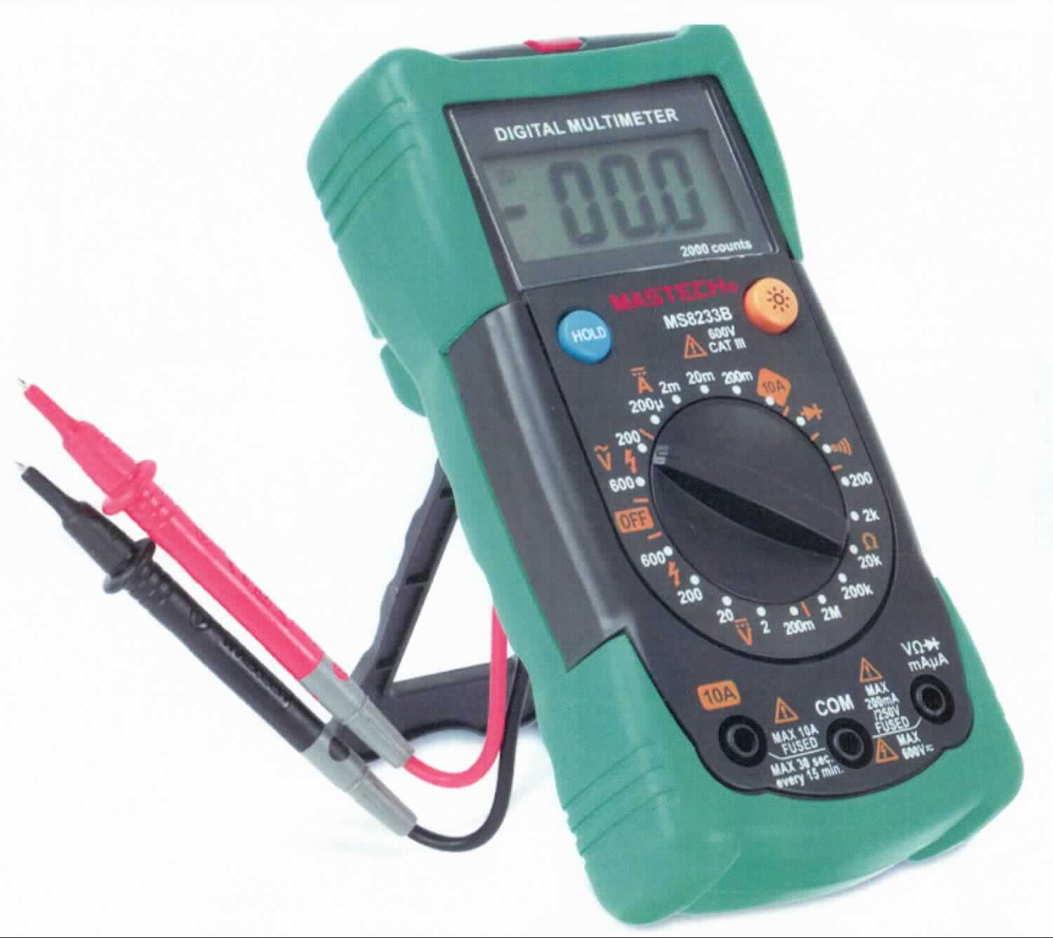 Multimeter in Form einer Warenzusammenstellung in Aufmachung für den Einzelverkauf, bestehend aus einem in Bezug auf die Verwendung charakterbestimmenden Messgerät, zwei Messleitungen, einer 9V-Batterie sowie einer Bedienungsanleitung in einer gemeinsamen Verpackung. Das Messgerät setzt sich im Wesentlichen aus einem ca. 73 x 145 x 45 mm (B x H x T) großen Gehäuse mit einem Drehschalter zur Auswahl des Messbereichs, zwei Bedienelementen in Form von Drucktastknöpfen, einer Flüssigkristallanzeige, einem Batteriefach, einem Momentanwertspeicher (HOLD-Funktion), einem berührungslosen Spannungsdetektor, einer roten Anzeige-LED sowie Anschlüssen für die Messleitungen zusammen.
Das Gerät dient dem Messen verschiedener elektrischer Größen wie Gleich-/Wechselspannung, Gleich-/Wechselstrom, Widerstand, der Durchführung von Diodentests, Durchgangsprüfung. Die "HOLD-Funktion" ist keine Registriervorrichtung im Sinne des Zolltarifs.
Die Ware wird als "Gerät zum Messen oder Prüfen elektrischer Größen (Stromstärke, Spannung, Widerstand), kein Zähler der Position 9028, Multimeter ohne Registriervorrichtung, nicht für zivile Luftfahrzeuge bestimmt, nicht von den Unterpositionen (HS) 9030 10 bis 9030 20 erfasst" eingereiht.

Abbildung: siehe Anlage