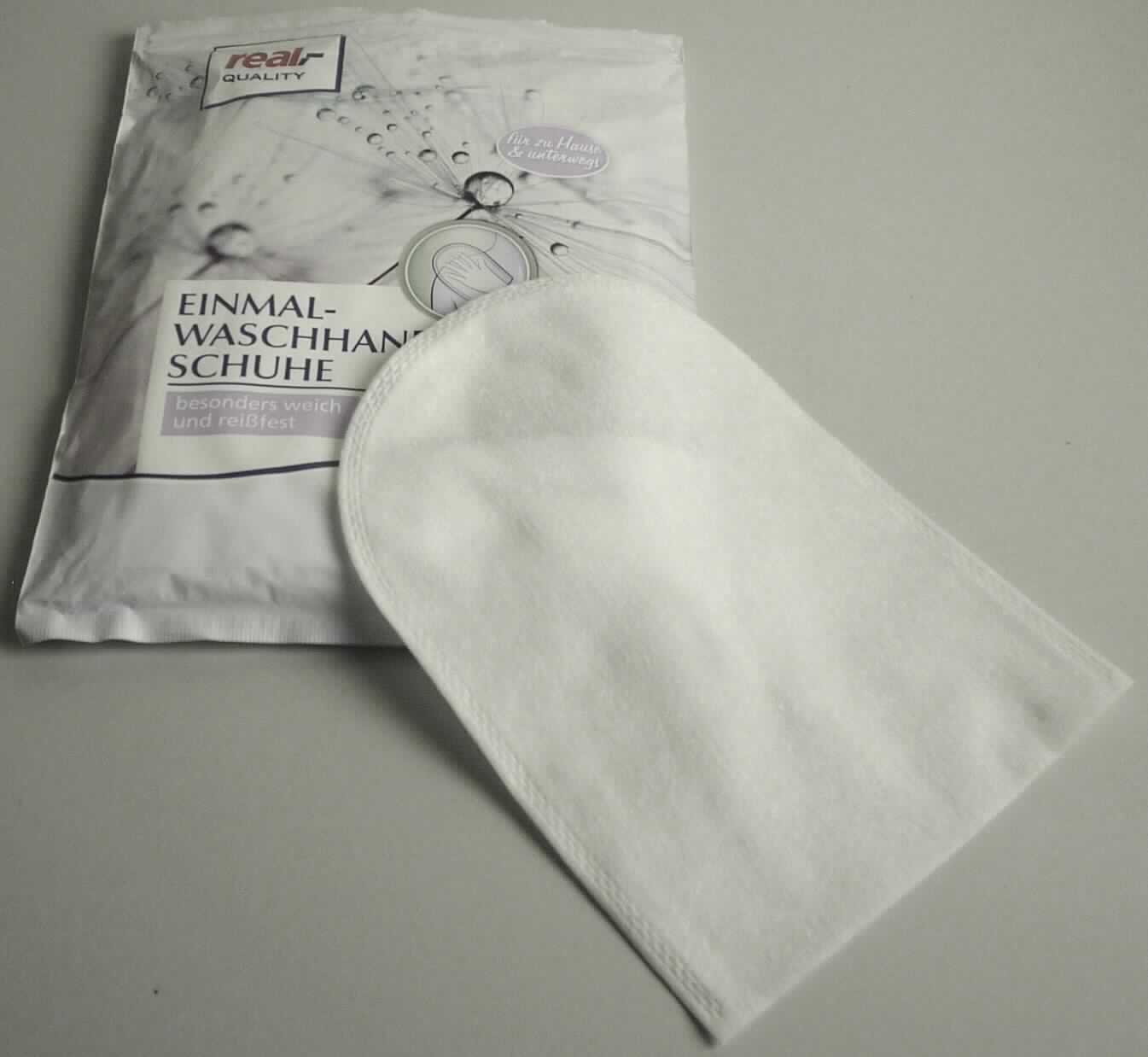 Waschhandschuhe, sog. trockene Einwegwaschhandschuhe, Foto siehe Anlage,
- 15 Stück in einem Polybeutel verpackt,
- in der Art eines Fausthandschuhs ohne ausgearbeiteten Daumen, mit den max. Abmessungen (L x B): 
  ca. 21 cm x 15,5 cm,
- aus verschiedenen, bis zu 0,7 mm dicken, einfarbigen Vliesstoffen aus laut Antrag 30 % Viskose und 
  70 % Polyester (beides Chemiefasern; somit keine Ware der Position 4818), 
- an einer Schmalseite offen, an den übrigen Seiten durch augenscheinlich Heißprägen zu einem 
  Waschhandschuh zusammengefügt (somit konfektioniert),
- wird laut Antrag zur täglichen Körperpflege zu Hause und unterwegs verwendet.

"Wäsche zur Körperpflege, aus Spinnstoffen, aus Chemiefasern, aus Vliesstoffen"