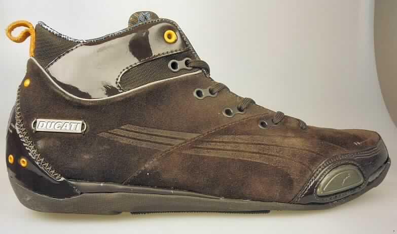 Trainingsschuhähnliche Schuhe (lt. Antrag: "Art.-Nr.: 303287, Art.-Name: En Route LT Ducati Mid", Foto siehe Anlage)
- mit Laufsohlen aus (lt. Antrag) Kautschuk; ohne Hauptsohle aus Holz,
- mit Oberteil (geschlossenes Blatt) aus Leder (den größten Teil der Außenfläche bildend),
  Kunststoff (Spinnstoff mit einer mit dem bloßen Auge wahrnehmbaren Außenschicht 
  aus Kunststoff) und Spinnstoff,
- auf das Oberteil ist an der Fersenkappe ein Stück aus Kunststoff  als Verstärkungsteil
  aufgesetzt,
- mit Schnürsenkelverschluss,
- nicht mit Dornen, Krampen, Klammern, Stollen oder ähnlichen Vorrichtungen versehen oder 
  für deren Anbringung hergerichtet (keine Sportschuhe),
- ohne Schutz in der Vorderkappe,
- den Knöchel, jedoch nicht die Wade bedeckend,
- mit einer Länge der Innensohle von mehr als 24 cm,
- nicht als Männer- oder Frauenschuhe erkennbar,
- nach Spezialtechniken hergestellt, mit mehrlagiger, geformter, stoßdämpfende 
  Eigenschaften aufweisender Sohle aus synthetischen Stoffen,
- (lt. Antrag) mit einem cif-Preis je Paar von mehr als 7,50 EURO

"Schuhe mit Laufsohlen aus Kautschuk und Oberteil aus Leder, andere als in den UPos. 
6403 1200 bis  6403 9111 genannt, nicht als Männer- oder Frauenschuhe erkennbar, nach 
Spezialtechniken hergestellt"
