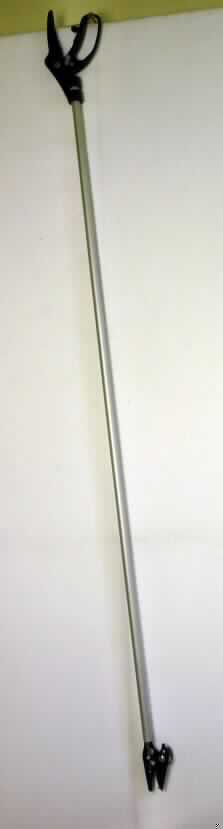 "Teichschere"; es handelt sich um ein mit freiem Arm zu handhabendes Erzeugnis, bestehend aus einem etwa 118 cm langen Aluminiumstab, der an einem Ende mit einer Schere aus unedlem Metall (charakterbestimmend) sowie einer Greifvorrichtung aus unedlem Metall und Kunststoff und am anderen Ende mit einem Betätigungshebel aus Kunststoff versehen ist. 
Die Schere besteht aus zwei ihrer Verwendung entsprechend ausgeformten Scherenblättern aus unedlem Metall, von denen eins beweglich gelagert ist. Die Greifvorrichtung besteht aus einer beweglichen Greifbacke aus unedlem Metall und einem feststehenden Gegenstück aus Kunststoff. An dem Betätigungshebel ist mit Hilfe einer Öse ein Stahldraht entlang des Stabes bis zu dem beweglichen Scherenelement bzw. der Greifvorrichtung geführt. Diese sind mit einer Feder an dem Stab befestigt. Durch die Betätigung des Hebels wird die Feder durch den Stahldraht angezogen, dadurch schließt sich die Schere sowie die Greifvorrichtung. Mit den Erzeugnissen können z. B. Pflanzen in Teichen geschnitten und festgehalten werden. 
-Antragsstellerangaben-

Abbildung siehe Anlage.

Derartige Erzeugnisse gehören als "den Gartenscheren, Rosenscheren und ähnliche mit einer Hand zu betätigende Scheren, mit arbeitendem Teil aus unedlem Metall" zur Codenummer 8201 5000 00 des Integrierten Zolltarifs (TARIC).