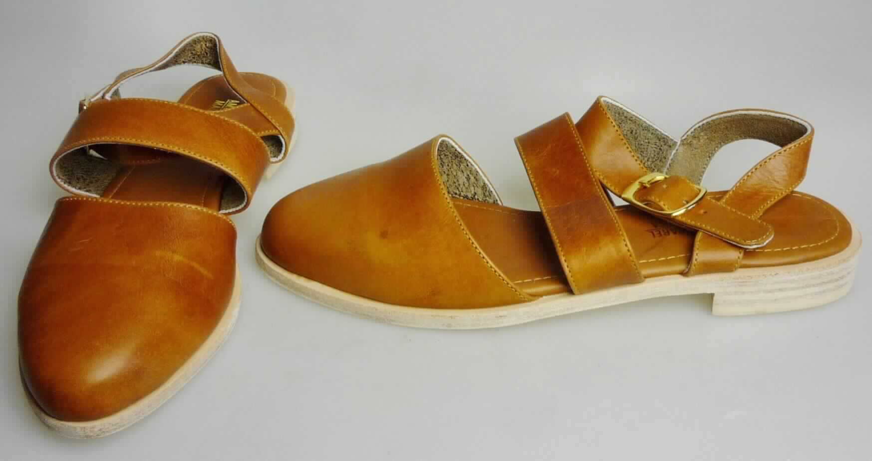 Freizeitschuhe (lt. Antrag: "Sandalen", Foto siehe Anlage)
- mit Laufsohlen aus Leder; ohne Hauptsohle aus Holz,
- mit Oberteil (geschlossenes Blatt) aus Leder,
- seiltlich mit Schnallenverschluss,
- ohne Metallschutz in der Vorderkappe,
- nicht den Knöchel bedeckend,
- mit einer Länge der Innensohle von mehr als 24 cm,
- für Frauen (u. a. schmaler Schnitt)

"Schuhe mit Laufsohlen und Oberteil aus Leder, andere als in den Unterpositionen 
 6403 1200 bis 6403 5991 genannt, für Frauen"