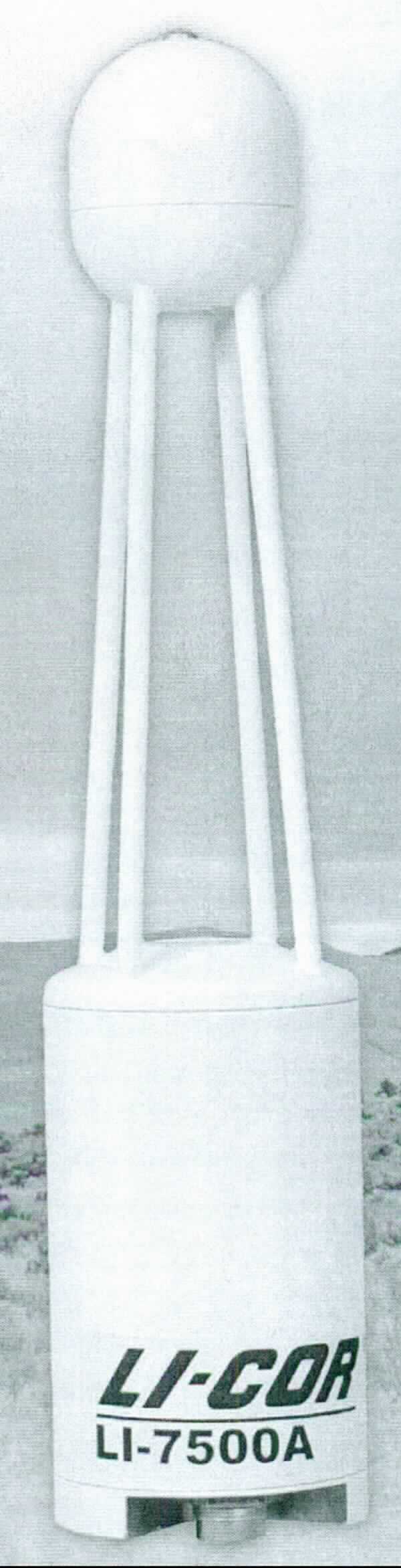 Gaskonzentrationsmessgerät, in Form einer funktionellen Einheit aus
- einem Messkopf (sogenannter "Sensor head"), ca. 30 cm lang, ca. 6 cm Durchmesser, mit Befestigungshülse und elektrischem Anschluss an der unteren Stirnseite, mit offener Messstrecke ("open path"), 
- einer sogenannten "Analyzer Interface Unit" (LI-7550), einem kofferähnlichen Modul (ca. 34 cm x 30 cm x 15 cm) mit eingebauter Elektronik sowie mit seitlichem Tragegriff und Anschlusspaneel an einer Stirnseite,
miteinander zu verbinden mittels der beiliegenden konfektionierten Schläuche und elektrischen Kabel, mit Material für Zusammenbau und Inbetriebnahme (u.a. USB-Stick, Bedienungsanleitung, sog. De-minimis-Regel), zur Messung der Absorption infraroten Lichts bei der Passage der offenen Messstrecke durch das umgebende Gas (z.B. Umgebungsluft) und zur darauffolgenden Berechnung der Konzentration von Kohlendioxid und Wasserdampf im umgebenden Gas sowie zur Speicherung dieser Werte auf dem mitgelieferten USB-Stick, für den Einsatz bei Langzeit-Vor-Ort-Messungen autarker Messstationen.

Die Ware ist als "elektronisches Untersuchungsgerät für Gase" einzureihen.