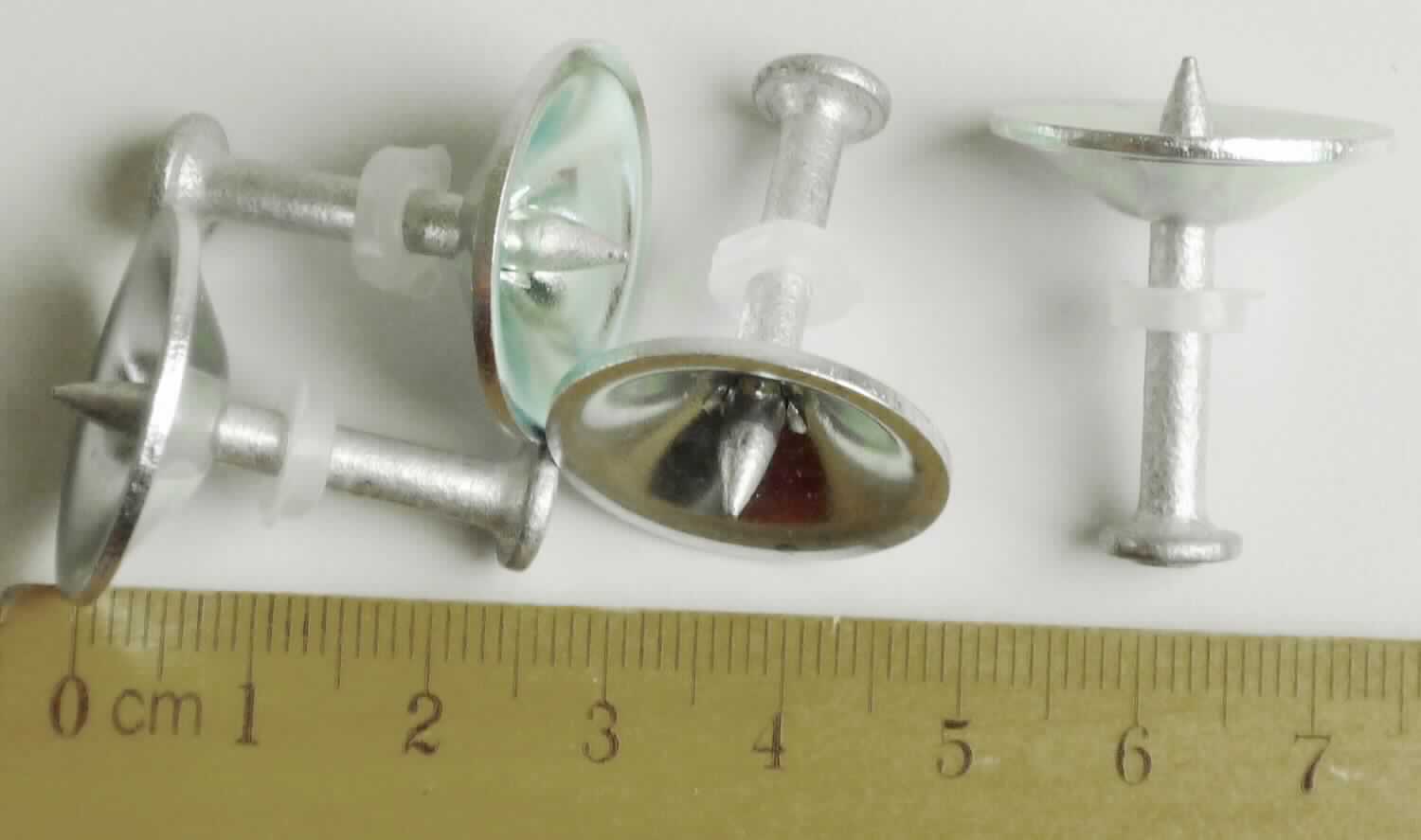Es handelt sich um Nägel aus Stahl mit zugespitztem Schaft und mit Kopf. Die Nägel sind mit einem fest angebrachten Ring aus Kunststoff und einer kreisrunden ebenfalls fest angebrachten und zum Schaftende hin gewölbten Scheibe aus Stahl ausgestattet. 
Die Erzeugnisse dienen als Befestigungselemente zur Verankerung von z.B. Deckenbekleidungen o. Unterdecken auf Beton. Hierzu werden sie mit einem sog. Bolzenschubgerät in das Material getrieben.
Jeweils etwa 500 Nägel sind in einem Karton verpackt.
Gesamtlänge der Erzeugnisse: etwa 29 mm.

Abbildung siehe Anlage.

Derartige Erzeugnisse gehören als "andere Nägel aus Stahl" zum TARIC-Code 7317 0080 00.