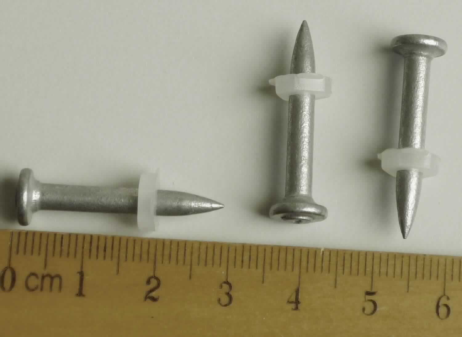 Es handelt sich um Nägel aus Stahl mit zugespitztem Schaft und mit Kopf. Die Nägel sind mit einem Ring aus Kunststoff ausgestattet.
Die Erzeugnisse dienen als Befestigungselemente zur Verankerung von z.B. Deckenbekleidungen und Unterdecken auf Beton. Hierzu werden sie mit einem sog. Bolzenschubgerät in das Material getrieben.
Jeweils etwa 200 Nägel sind in einem Karton verpackt.
Gesamtlänge der Erzeugnisse: etwa 29 mm.

Abbildung siehe Anlage.

Derartige Erzeugnisse gehören als "andere Nägel aus Stahl" zum TARIC-Code 7317 0080 00.