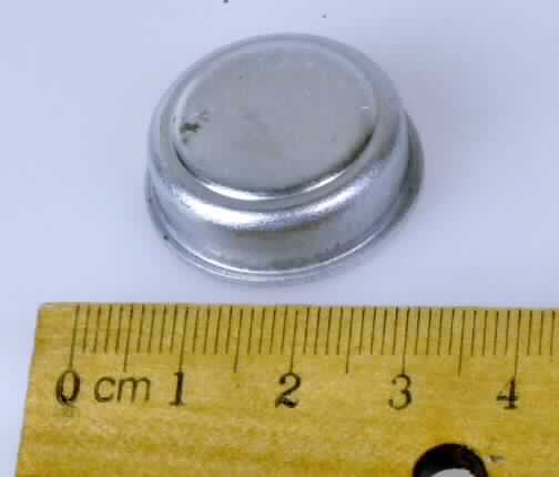 Lagerschale, siehe Abbildung,
deckelartige Vorrichtung aus Aluminium mit einem Außendurchmesser von 26 mm, einem Innendurchmesser von 22 mm, einer Höhe des Randes von 8,5 mm und nutartigen Abstufungen im Boden.
Die Lagerschale ist speziell für die Aufnahme eines Kugellagers in einem Elektromotor für E-Bikes hergerichtet und stellt sich somit als Lagergehäuse dar.

Die Ware ist als "Lagergehäuse ohne eingebautes Wälzlager, für Wälzlager aller Art, nicht für zivile Luftfahrzeuge - Lagerschale" einzureihen.