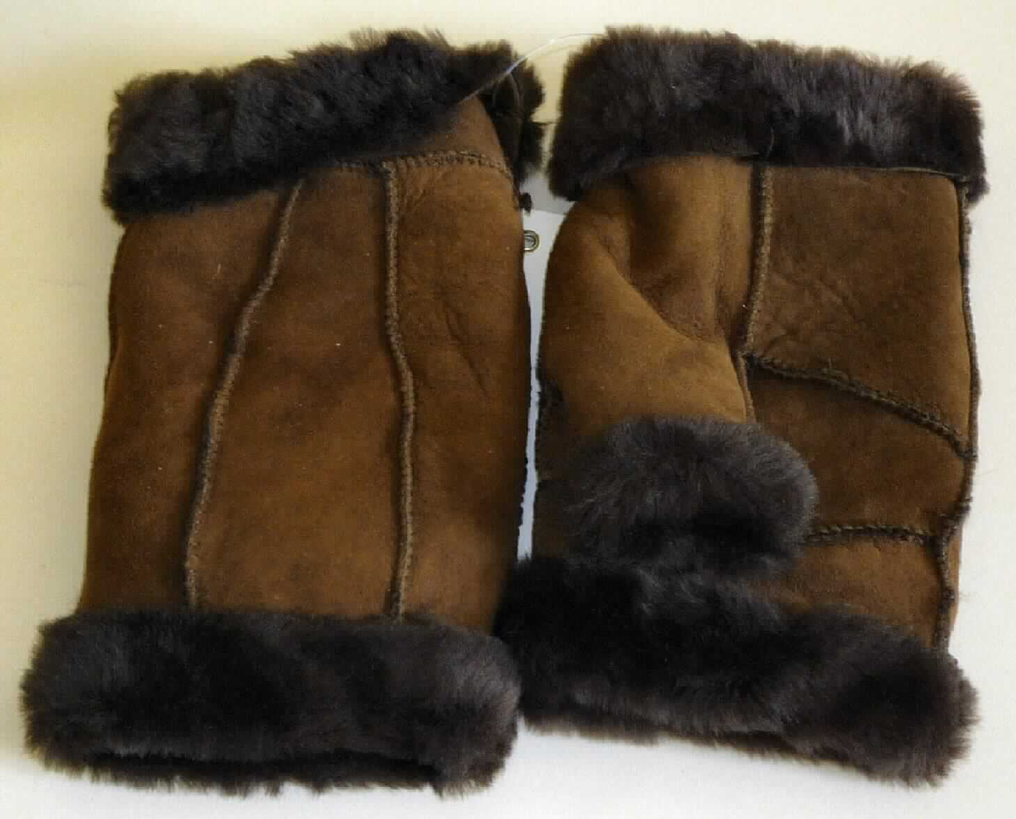 Handschuhe aus Pelzfellen, Art.-Nr. 288158, Abbildung siehe Anlage, 
- in Form von Handschuhen ohne Fingerspitzen, 
- aus mit dem Haarkleid gegerbten Fellstücken von Lämmern (laut Antrag) 
  zusammengenäht, 
- die Fellseite bildet das Innere und die Lederseite die Außenseiten der Handschuhe, 
- am Bund und an den Fingern mit nach außen gedrehter Fellseite.

"Bekleidungszubehör (Handschuhe ohne Fingerspitzen), aus Pelzfellen von Lämmern"