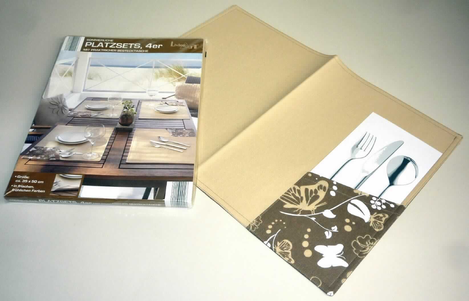 Tischwäsche, sog. Wendeplatzsets, 4er Packung, Art. 288231, Foto siehe Anlage,
- als Sortiment bestehend aus vier "Wendeplatzsets" in einem Polybeutel mit bedrucktem Pappeinleger
  verpackt,
- rechteckig; laut Antrag in den Abmessungen: 35 cm x 50 cm,
- doppellagig gearbeitet; aus verschiedenen, ca. 0,4 mm dicken, einfarbigen, mit Vliesstoffen unterlegten Geweben;
  laut Antrag bestehen die Vliesstoffe aus 100 % Polyester (synthetische Chemiefasern) und die Gewebe aus
  100 % Baumwolle,
- durch Zusammennähen konfektioniert,
- auf einer Seite mit einem in der unteren, rechten Ecke aufgenähten Zuschnitt aus (nicht nach dem Batik-
  Verfahren) buntbedruckten Geweben (sog. Bestecktasche),
- die Gewebe stellen sich im Hinblick auf den Umfang und das äußere Erscheinungsbild als maßgebend dar,
- wird laut Antrag üblicherweise gewaschen und kennzeichnet sich aufgrund des Materials und des 
  Verwendungszwecks als Tischwäsche.

"Tischwäsche, aus Spinnstoffen, aus Geweben, aus Baumwolle, nicht nach dem Batik-Verfahren handbedruckt"