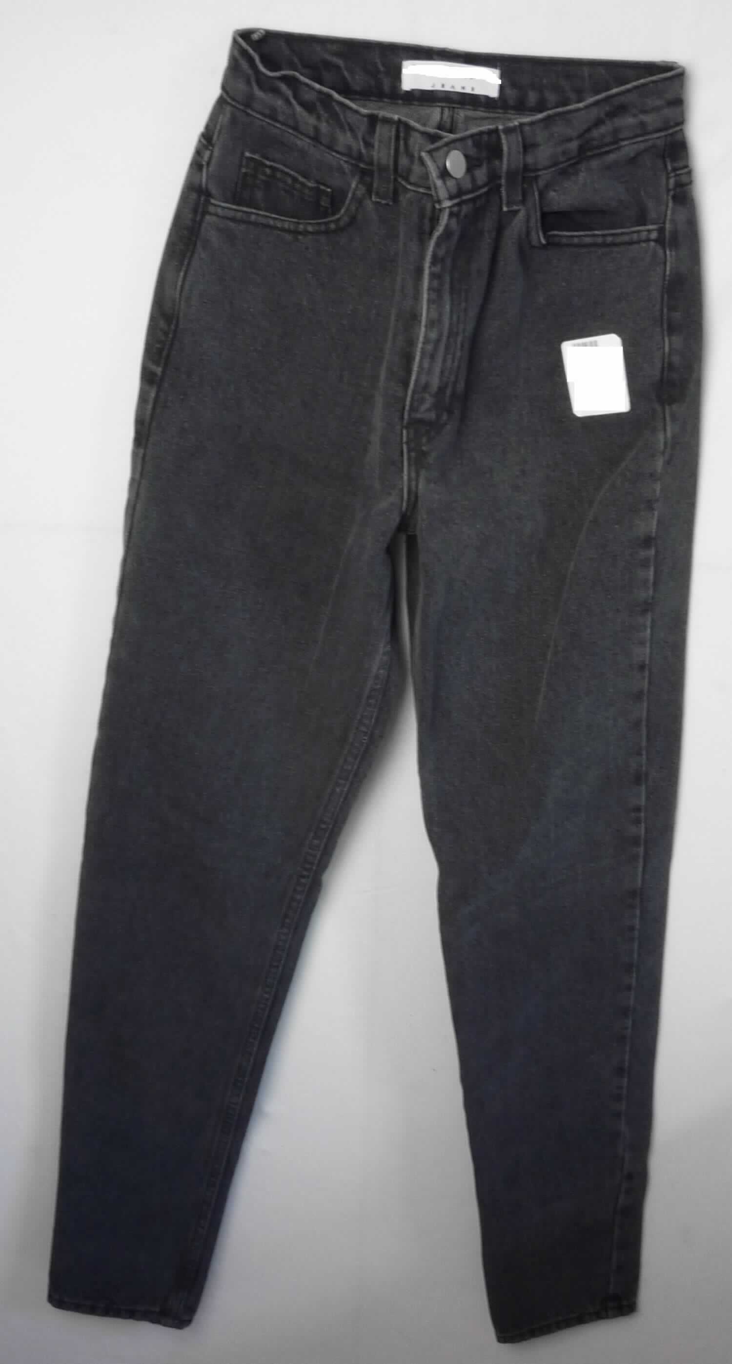 Lange Hose, sog. Damen Jeans, Art. RSADM304DS, Größe 25, Foto siehe Anlage,
- aus ca. 1,1 mm dicken, buntgewebten, köperbindigen Denimgeweben aus laut Antrag 100 % Baumwolle,
- in der Taille abschließend, mit einem ca. 3,5 cm breiten, angesetzten Bund mit Gürtelschlaufen,
- vorn mit einer Öffnung mit Knopfverschluss und Patte von links über rechts (Männerkleidung; somit keine Ware
  der Position 6204), die im Taillenbund mit einem Knopf geschlossen wird,
- vorn mit zwei eingesetzten, offenen Taschen und einer aufgesetzten, kleinen Tasche sowie hinten mit zwei 
  aufgesetzten, offenen Gesäßtaschen,
- mit knöchellangen Hosenbeinen; an den Beinabschlüssen durch Umschlagen und Festnähen gesäumt,
- keine Arbeits- und Berufskleidung.

"Lange Hose, aus Geweben, für Männer, aus Baumwolle, keine Arbeits- und Berufskleidung, aus Denim"