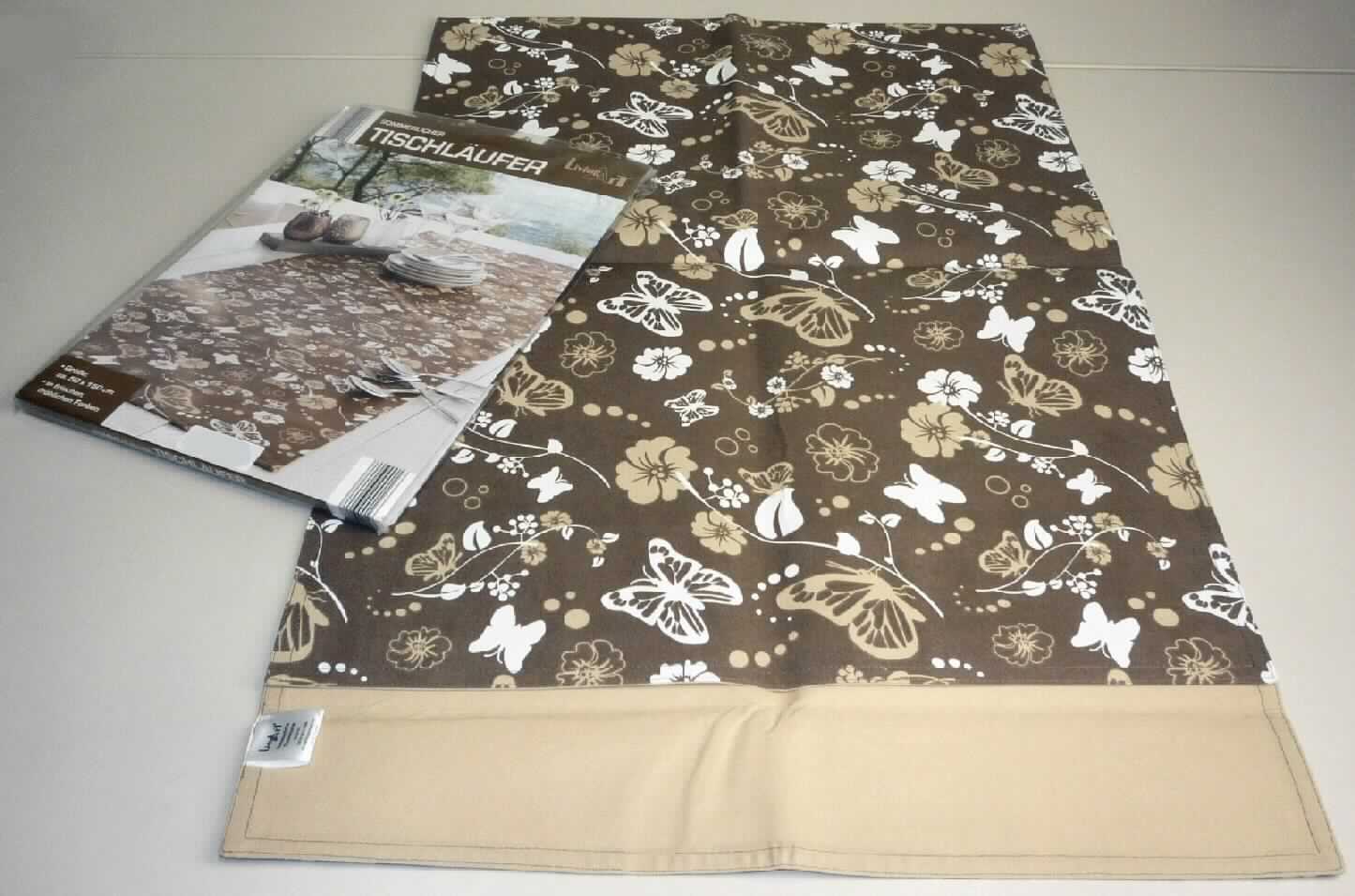 Tischwäsche, sog. Wendetischläufer, Art. 288231, Foto siehe Anlage,
- in einem Polybeutel mit bedrucktem Pappeinleger verpackt,
- rechteckig; laut Antrag in den Abmessungen: 50 cm x 150 cm,
- doppellagig gearbeitet; mit einer Lage aus einem ca. 0,4 mm dicken, einfarbigen Gewebe und einer Lage aus
  einem ca. 0,4 mm dicken, (nicht nach dem Batik-Verfahren) buntbedruckten, mit Vliesstoff unterlegten 
  Gewebe; laut Antrag besteht der Vliesstoff aus 100 % Polyester (synthetische Chemiefasern) und die Gewebe 
  aus 100 % Baumwolle,
- durch Zusammenkleben und -nähen konfektioniert,
- die Gewebe stellen sich im Hinblick auf den Umfang und das äußere Erscheinungsbild als maßgebend dar,
- wird laut Antrag üblicherweise gewaschen und kennzeichnet sich aufgrund des Materials und des 
  Verwendungszwecks als Tischwäsche.

"Tischwäsche, aus Spinnstoffen, aus Geweben, aus Baumwolle, nicht nach dem Batik-Verfahren handbedruckt"