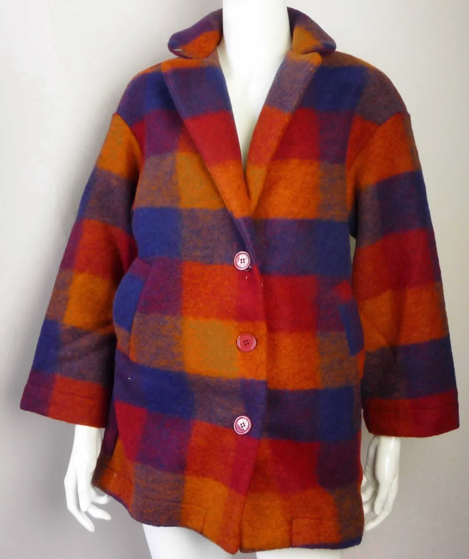 Strickjacke, sog. Damen Mantel, Art. RSABW3158, Größe XXS, Foto siehe Anlage,
- aus ca. 3,1 mm dicken, buntgewirkten, beidseitig gerauten Gewirken aus laut Antrag 60 % Wolle und 
  40 % Polyester (synthetische Chemiefasern), 
- ungefüttert (u. a. deshalb keine Jacke der Position 6104),
- über den Schritt reichend (Rückenlänge: ca. 78 cm), 
- mit einem Reverskragen,
- vorn mit einer durchgehenden Öffnung mit Knopfverschluss von rechts über links (Frauenkleidung),
- mit langen Ärmeln, 
- mit zwei eingesetzten, offenen Taschen unterhalb der Taille,
- an den Ärmelenden und am unteren Rand durch Umschlagen und Festnähen gesäumt,
- wird im Allgemeinen nicht über jeder anderen Kleidung und zum Schutz gegen das Wetter getragen, 
  somit keine Ware der Position 6102.

"Strickjacke, aus Gewirken, aus Wolle, für Frauen"