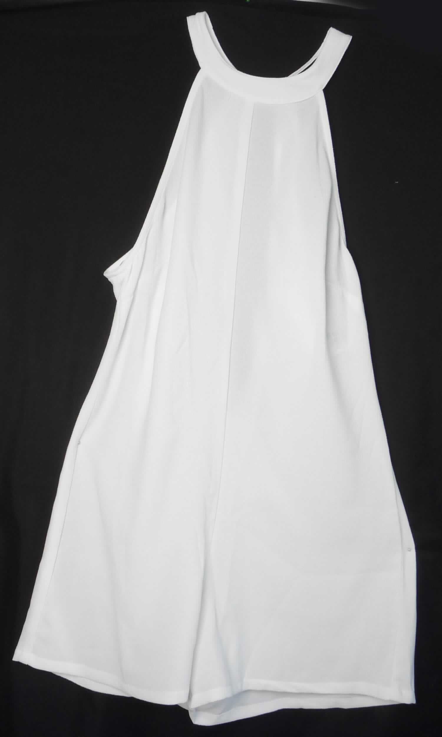 Overall, sog. Einteiler, Art. RSACRP3263, Größe S, Foto siehe Anlage,
- aus ca. 0,6 mm dicken, einfarbigen Geweben aus laut Antrag 95 % Polyester und 5 % Elasthan (beides 
  synthetische Chemiefasern),
- den Rumpf und Teile der Beine bedeckend,
- mit einem ca. 2,5 cm breiten, aus der Verlängerung der oberen Randeinfassung gebildeten Band, das im Nacken 
  mittels Knopfverschluss zu schließen ist,
- hinten mit einer ca. 36 cm langen linsenförmigen Öffnung,
- ohne Hinweise auf den Trägerkreis (unisex), 
- im unteren Teil in der Art einer kurzen Hose gearbeitet, nicht die Knie bedeckend,
- an den Beinabschlüssen durch Umschlagen und Festnähen gesäumt,
- keine Arbeits- und Berufskleidung.

"Andere Kleidung (Overall), aus Geweben, für Frauen, aus Chemiefasern, andere als in den Unterpositionen
 6211 43 10 bis 6211 43 42 genannte"
