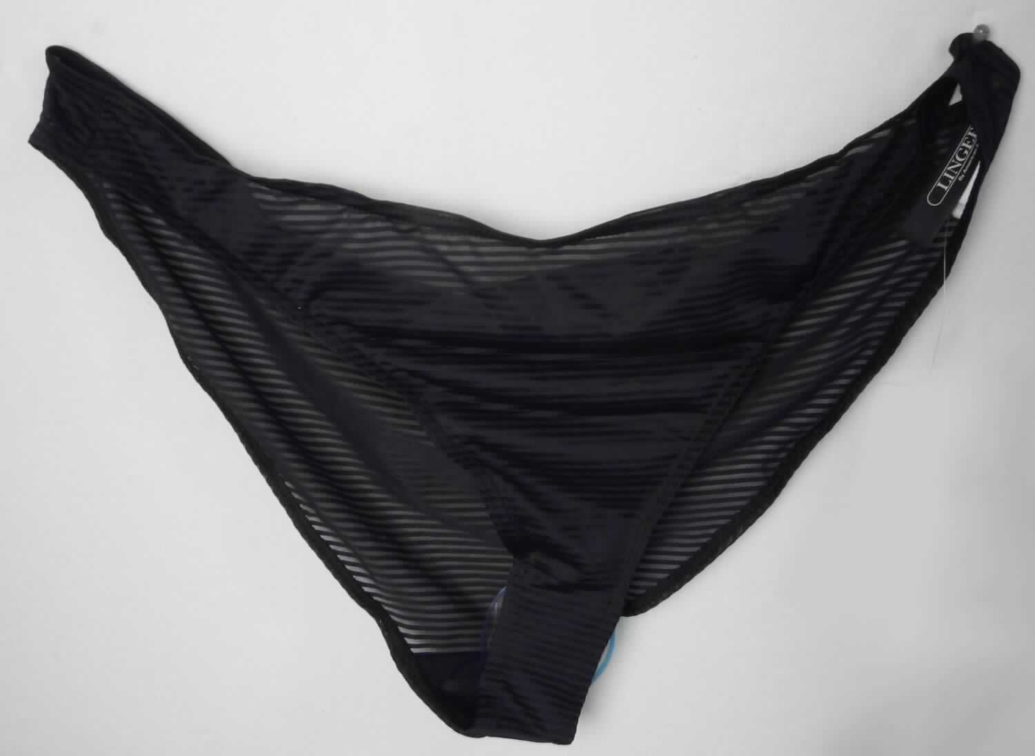 Slip, sog. Hipsterslip für Frauen, Art. RSAFY3277, Größe M, Foto siehe Anlage,
- aus ca. 0,4 mm dicken, einfarbigen, musterbildenden Gewirken aus laut Antrag 90 % Polyester und 10 % Elasthan 
  (beides synthetische Chemiefasern),
- als Hüftslip gearbeitet, an allen Rändern mit eingenähten, elastischen Bändern aus augenscheinlich 
  Kunststoff verstärkt,
- ohne Öffnung und ohne Verschluss,
- aufgrund des Schnitts eindeutig als Frauenkleidung erkennbar,
- mit hohen Beinausschnitten,
- im Schritt mit einer Hygieneeinlage ausgestattet,
- aufgrund der verwendeten Flächenerzeugnisse keine Ware des Kapitels 62.

"Slip, aus Gewirken, für Frauen, aus Chemiefasern"