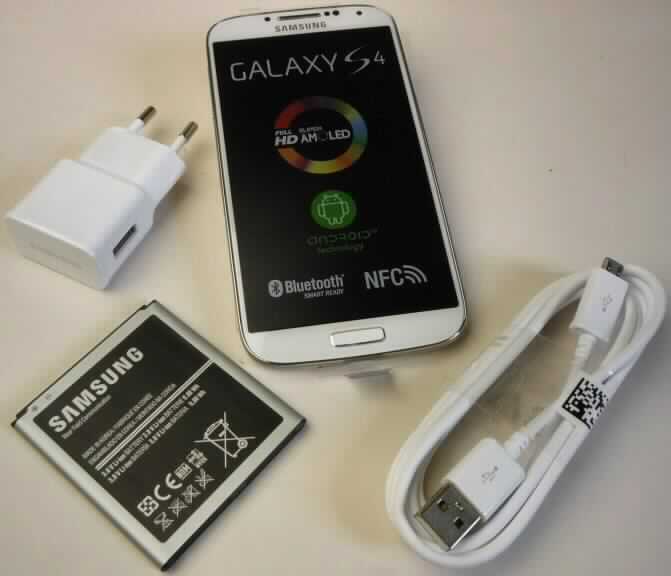 Sog. LDU-Version (Live Demo Unit) eines Samsung Galaxy S4 (Art.Nr. GT-19505X).
Tragbarer Rechner, in Form einer Warenzusammenstellung, bestehend aus einem Akkumulator, einem USB-Kabel, Ladegerät sowie einer, den Charakter der Zusammenstellung bestimmenden, kombinierten Maschine aus tragbarem Rechner (Haupttätigkeit), Kamera mit Foto- und Videofunktion, GPS-Gerät zum Empfangen der von Satelliten orts- und zeitgenau abgestrahlten Funksignale für die Positionsbestimmung und Navigation. Die Mobiltelefoneigenschaften wurden durch die Veränderung der Hardware und Software entfernt. 
Der Rechner besteht im Wesentlichen aus einer Zentraleinheit mit Prozessor, Arbeitsspeicher, Flashspeicher, Grafik- und Audiobausteinen, WLAN-, Bluetooth- und GPS-Modul, 5 Zoll AMOLED Farbdisplay und berührungsempfindlicher Oberfläche (kapazitiver Touchscreen), Lautsprecher und Akkumulator in einem 69,8x136,6x7,9 mm (B x H x T) großen Gehäuse mit 3,5 mm Klinken- und Micro-USB-Anschluss, Einschubschacht für Speicherkarten, Kamera und Bedienelementen.
Das Gerät verfügt über Speicher für Datenverarbeitungsprogramme und Daten, ist frei programmierbar nach Benutzeranforderungen, vermag Rechenoperationen nach Benutzeranweisungen durchzuführen und ist in der Lage, den Programmablauf durch logische Entscheidungen selbst zu ändern.
Die Bestandteile der Warenzusammenstellung sind gemeinsam in einem Pappkarton aufgemacht.

Die Ware wird als "Tragbare automatische Datenverarbeitungsmaschine mit einem Gewicht von weniger als 10 kg, aus einer Zentraleinheit, einer Tastatur und einem Bildschirm bestehend" eingereiht.

Anlage: 1 Abbildung