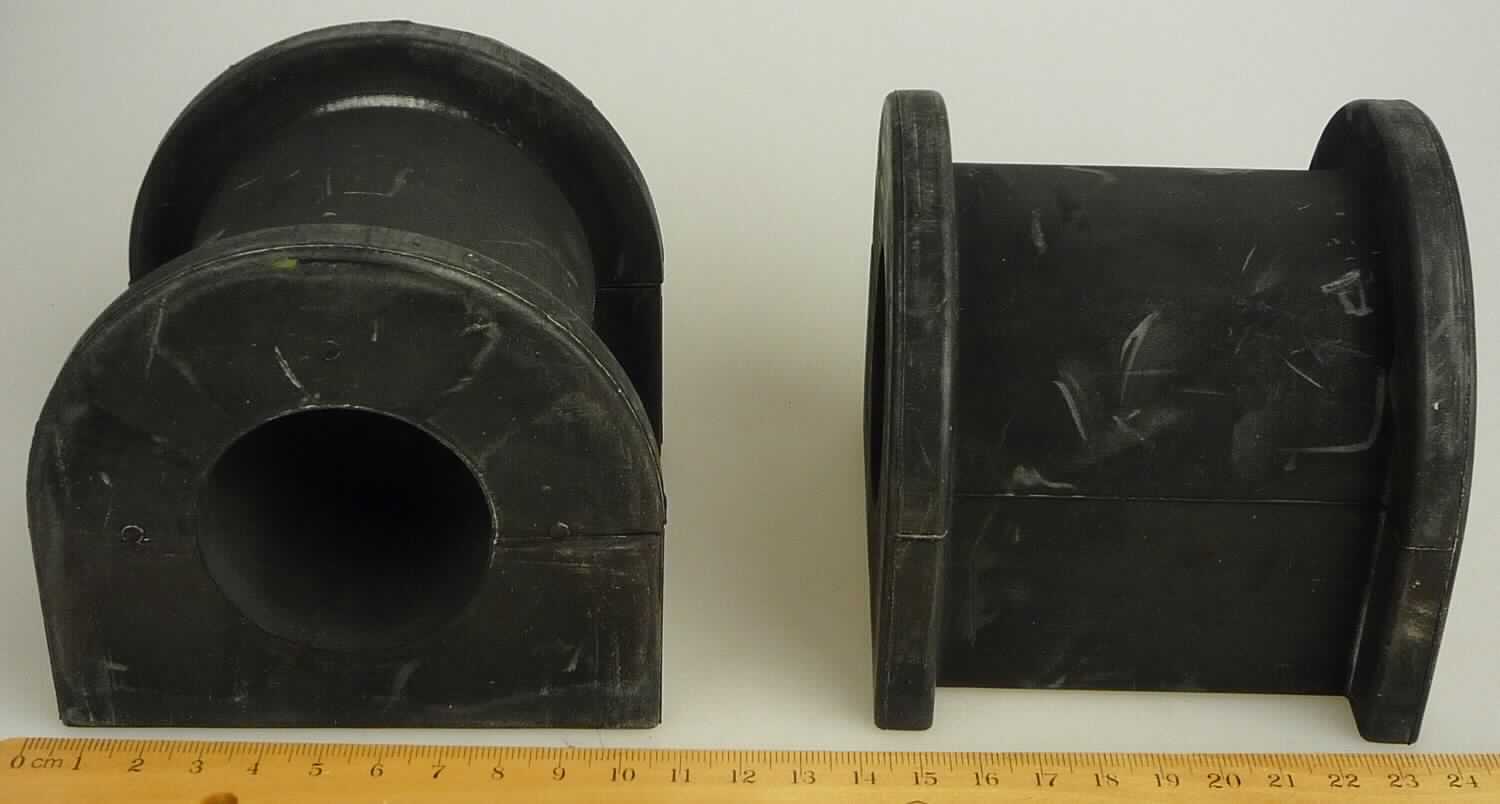 Angaben des Antragstellers: 
Rubber Bearing / Halterung
Verwendungszweck: Das Teil dient in Kraftfahrzeugen (LKW-Chassis) als Stabilisator oder Halterung
Material: Naturkautschuk

Untersuchungsergebnisse an Warenmustern:
Halbrunde, an einer Längsseite geschlitzte Formteile mit einer durchgehenden Bohrung (Durchmesser: ca. 5 cm) aus einem schwarzen, elastischen Material (Abmessungen: ca. 9,5 x 9,4 x 10,4 cm).

Befund:
Es liegt ein Formteil aus Weichkautschuk von der für Kraftfahrzeuge der Positionen 8701 bis 8705 bestimmten Art im Sinne der Unterposition (KN) 4016 9957 vor.