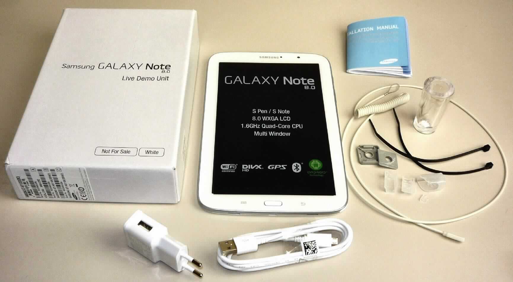 Sog. LDU-Version (Live Demo Unit) eines Samsung Tablets Galaxy Note 8.0 (Art. Nr. GT-N5110X (Demo), in Form einer Warenzusammenstellung bestehend
- aus Zentraleinheit mit Prozessor, Arbeitsspeicher, Flashspeicher, Grafik- und Audiobausteinen, 8'' Farbdisplay mit 
berührungsempfindlicher Oberfläche (Touchscreen), zwei integrierten Kameras für Foto und Video, Mikrofon, 
Lautsprecher, WLAN-, UMTS- und Bluetooth-Funksende- und -empfangsmodul und GPS-Funknavigationsmodul in einem Gehäuse (Abmessungen: 211x136x7,95 mm (HxBxT), Gesamtgewicht: ca. 345 g) mit Bedienelementen, Micro-SD-Karten-Einschub, 3,5 mm Klinkenanschluss und Micro USB Buchse,
- mit Speicher für Datenverarbeitungsprogramme und Daten, frei programmierbar nach Benutzeranforderungen, 
zur Durchführung von Rechenoperationen nach Benutzeranweisungen und in der Lage, den Programmablauf 
durch logische Entscheidungen selbst zu ändern - kennzeichnende Haupttätigkeit - sowie zum Empfangen der von Satelliten orts- und zeitgenau abgestrahlten Funksignale für die Positionsbestimmung und Navigation,
- zusammen mit Beipack (USB-Kabel, ein Kit mit Material zum Diebstahlschutz incl. Kurzanleitung, sog. S Pen und Ladeadapter) gemeinsam in einem Pappkarton aufgemacht.

Der tragbare Rechner bestimmt den Charakter des Ganzen (Kombination aus tragbarem Rechner - kennzeichnende 
Haupttätigkeit - und GPS-Funknavigationsgerät).

Die Ware wird als "tragbare automatische Datenverarbeitungsmaschine mit einem Gewicht von weniger als
10 kg, aus einer Zentraleinheit, einer Tastatur und einem Bildschirm bestehend" eingereiht.

Anlage: 1 Abbildung