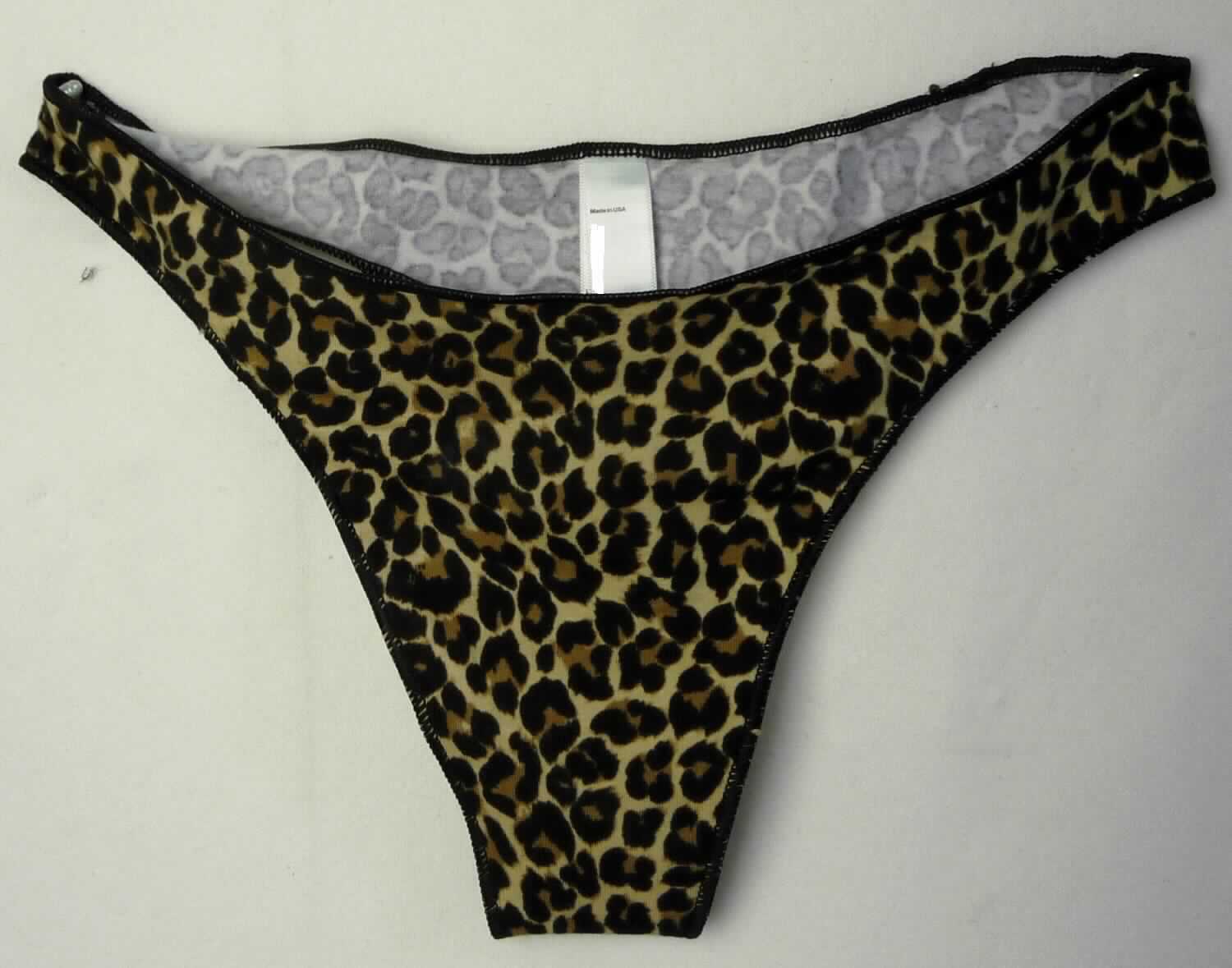 Slip, sog. Unterhose, Art. 8312P, Größe L, Foto siehe Anlage,
- in einem Polybeutel mit Pappeinleger verpackt,
- aus ca. 0,6 mm dicken, bedruckten Gewirken aus laut Antrag 95 % Baumwolle und 5 % Elasthan (synthetische 
  Chemiefasern),
- als Hüftslip gearbeitet, an allen Rändern mit Überwendlichnähten gesäumt,
- ohne Öffnung und ohne Verschluss,
- aufgrund des Schnitts eindeutig als Frauenkleidung erkennbar,
- mit hohen Beinausschnitten.

"Slip, aus Gewirken, für Frauen, aus Baumwolle"