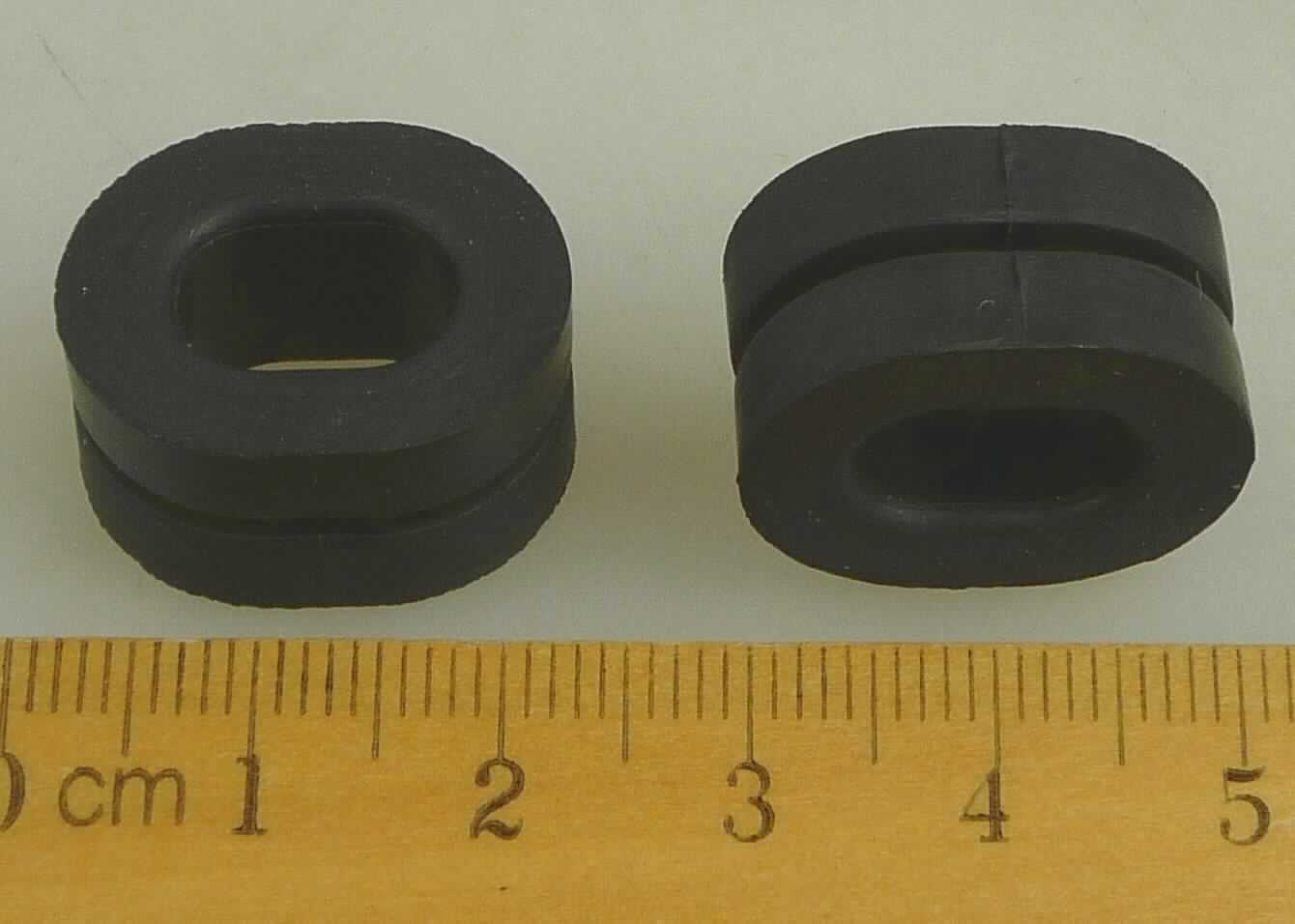 Angaben des Antragstellers:
Grommet / Dichtung
Verwendungszweck: Das Teil dient zur Isolierung von Vibrationen und Lärm. Es wird in Scheibenwischer in LKW eingebaut.
Material: EPDM-Kautschuk

Untersuchungsergebnisse an Warenmustern:
Länglich-ovale, ringartige Formteile mit umlaufender Nut aus einem schwarzen, elastischen Material (Abmessungen: ca. 2,0 x 1,8 cm; Höhe: ca. 1,1 cm).

Befund:
Es liegt ein Formteil aus Weichkautschuk von der für Kraftfahrzeuge der Positionen 8701 bis 8705 bestimmten Art im Sinne der Unterposition (KN) 4016 9957 vor.