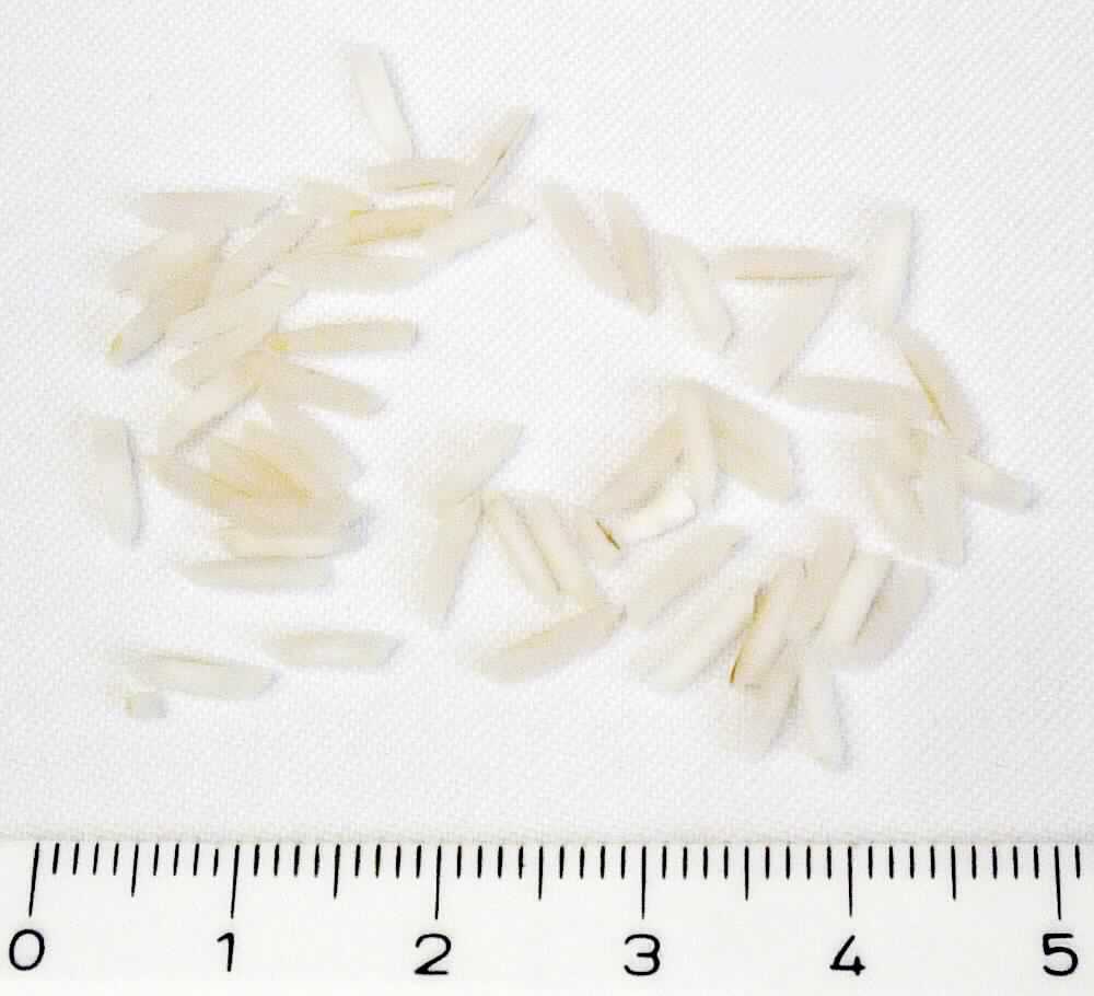 Reis

Antragsangaben: Thai-Jasmin Reis, Duftreis, Reis in Großgebinden von 1000 - 1050 kg.

Äußere Beschaffenheit der vorgelegten Warenprobe: Augenscheinlich liegt eine Mischung aus naturweißem, langkörnigen, vollständig geschliffenem Reis, nicht parboiled, halb geschliffenem Reis, nicht parboiled und Bruchreis vor, abgepackt in einem transparenten Kunststoffbeutel. Augenscheinlich ist der Reis weder vorgekocht noch gegart, besitzen die Körner eine Länge von mehr als 6,0 mm und ein Verhältnis der Länge zur Breite von 3 oder mehr. 

Der größte Anteil liegt augenscheinlich als vollständig geschliffener Langkornreis vor. Der vollständig geschliffene Langkornreis bestimmt den Charakter der Ware. Es wird als zutreffend unterstellt, dass es sich hier um einen Jasminreis handelt.

Reis, vollständig geschliffen, auch poliert, anderer als parboiled, langkörnig, mit einem Verhältnis der Länge zur Breite von 3 oder mehr, in einer unmittelbaren Umschließung von mehr als 20 kg, Duftreis, anderer als Basmati, hier Jasminreis.