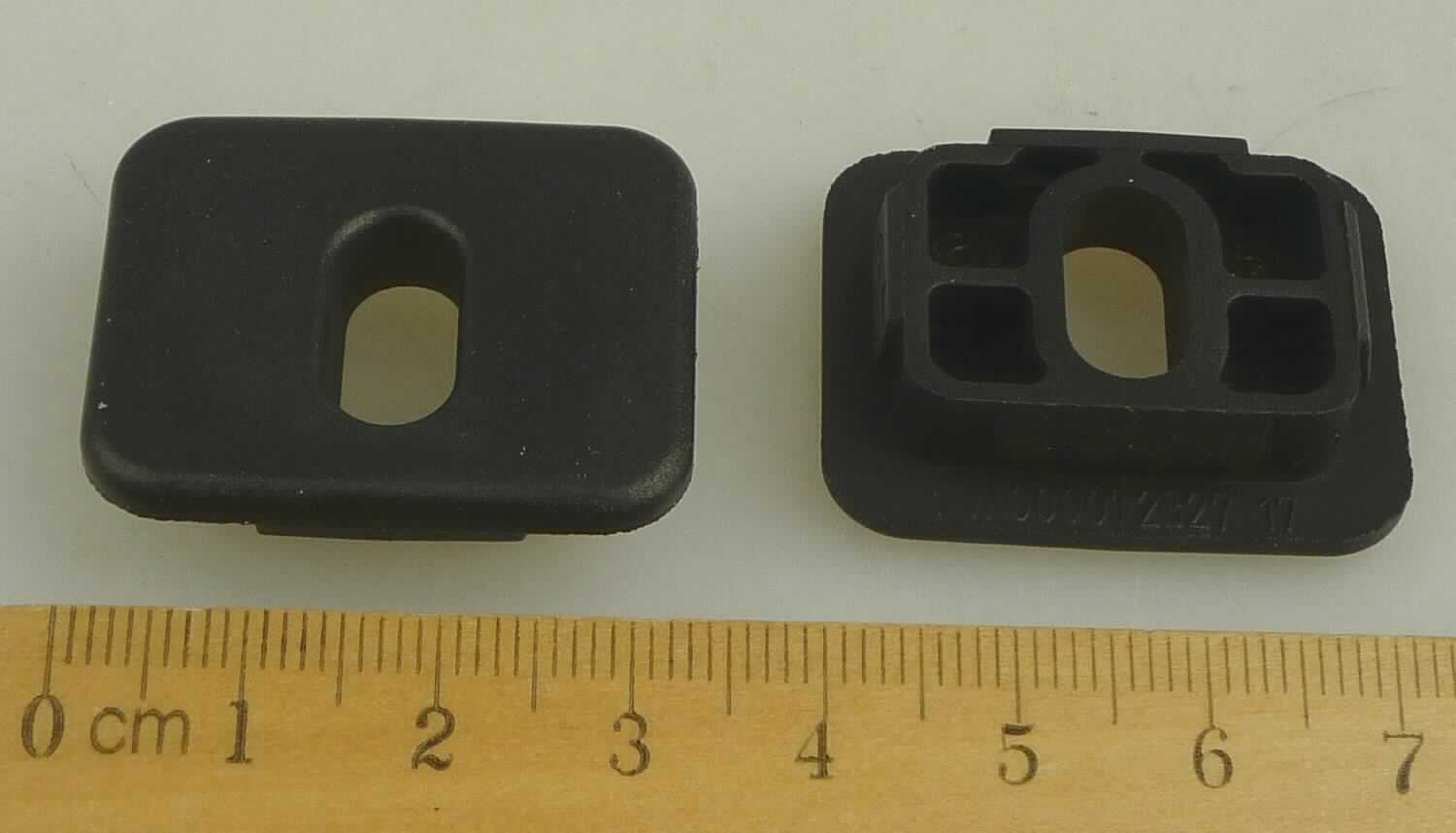 Angaben des Antragstellers:
Grommet Driver
Verwendungszweck: Das Teil dient zur Isolierung von Vibrationen und Lärm. Es wird in Scheibenwischer in LKW eingebaut.
Material: EPDM-Kautschuk

Untersuchungsergebnisse an Warenmustern:
Rechteckige, stopfenartige Formteile mit abgerundeten Ecken und einem mittigen, ovalen Loch aus einem schwarzen, elastischen Material (Abmessungen: ca. 3,2 x 2,7 x 1,0 cm).

Befund:
Es liegt ein Formteil aus Weichkautschuk von der für Kraftfahrzeuge der Positionen 8701 bis 8705 bestimmten Art im Sinne der Unterposition (KN) 4016 9957 vor.