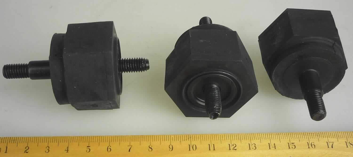 Angaben des Antragstellers: 
Bushing / Dichtring
Verwendungszweck: Dichtungsfunktion im Thermostatgehäuse im Kfz.
Material: Metall, Naturkautschuk

Untersuchungsergebnisse an Warenmustern:
Sechseckige, schraubenkopfartige Formteile aus einem schwarzen, elastischen Material (Abmessungen: ca. 4 x 3,2 cm), in denen sich mittig ein Metalleinsatz mit beidseitigem Schraubgewinde befindet (Gesamtlänge: ca. 7,5 cm).

Befund:
Es liegt ein Gummi-Metall-Teil für Kraftfahrzeuge im Sinne der Unterposition 4016 9952 vor.
Die Verwendung als Dichtung ist nicht erkennbar.