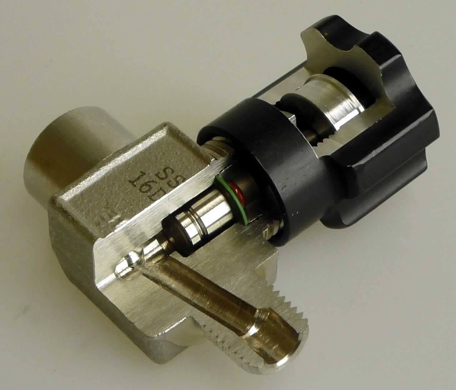 Bei denen als "Regulier-und Absperrventile" bezeichneten Waren handelt es sich um  Hochdruckventile (bis 206 bar) (Serie D) mit einem Ventilkörper aus Edelstahl, die zur Durchflussregulierung dienen und in verschiedenen Ausführungen (gerader oder Winkelausführung) vorkommen können. Alle Ventile sind im Inneren mit einer nichtdrehenden Spindel und einer austauschbaren Spindelspitze ausgestattet. Der Drehknopf zur Einstellung der Durchflussregulierung kann verschiedene Farben aufweisen, das Betätigungsgewinde ist bei diesen Ventilen außerhalb des Medienbereiches.

Die Waren werden als "Armatur für Rohr- oder Schlauchleitungen, nicht von den Unterpositionen 8481 10 bis 8481 8061 erfasst,Ventil aus Edelstahl, nicht für bestimmte Luftfahrzeuge" eingereiht.