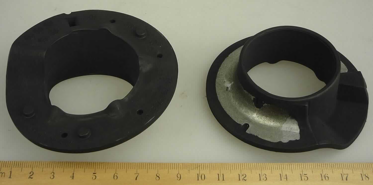Angaben des Antragstellers: 
Federbeilage
Verwendungszweck: Isolation von Vibrationen und Lärm in der Radaufhängung im Kfz.
Material: Metall, Naturkautschuk

Untersuchungsergebnisse an Warenmustern:
Runde, geschwungene, trichterförmige Formteile aus einem schwarzen, elastischen Material. Ca. 2/3 der Unterseite sind mit einer Metalleinlage verstärkt (Durchmesser: ca. 9 cm; Höhe: ca. 2,7 cm).

Befund:
Aufgrund der Verwendung ist der Kautschukanteil für die Ware charakterverleihend. Danach liegt ein Gummi-Metall-Teil für Kraftfahrzeuge im Sinne der Unterposition 4016 9952 vor.