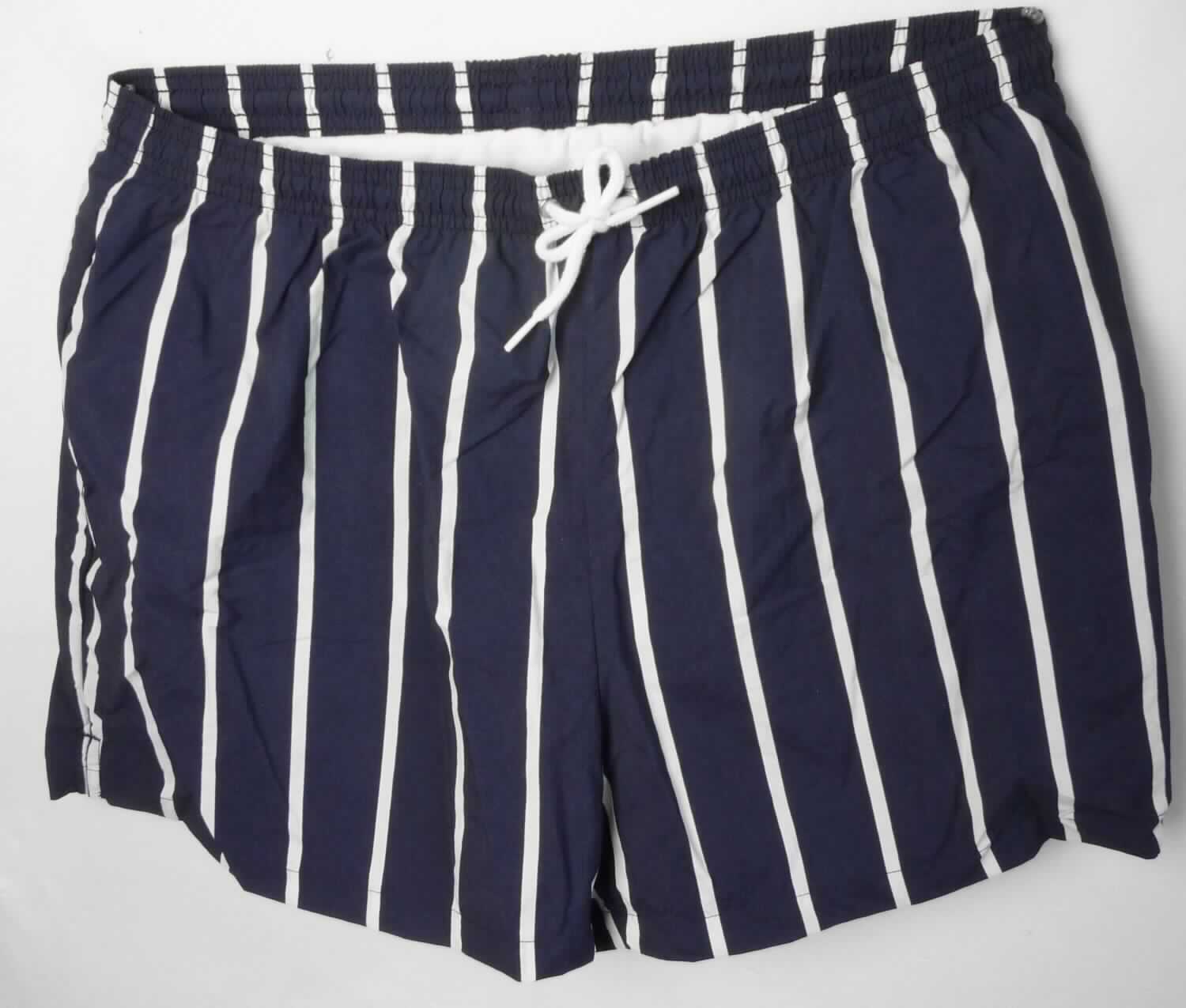 Kurze Hose, sog. Badebekleidung, Art. RSAPA400P, Größe L, Foto siehe Anlage,
- aus ca. 0,3 mm dicken, bedruckten Geweben aus laut Antrag 100 % Nylon (synthetische Chemiefasern),
- in der Taille abschließend, mit einem ca. 3 cm breiten, elastischen Bund mit Kordelzug,
- ohne Öffnung und ohne Verschluss; ohne Hinweise auf den Trägerkreis (unisex), 
- mit einem Innenslip ausgestattet,
- mit einer aufgesetzten Gesäßtasche mit punktuellem Klettverschluss, somit keine Badehose,
- mit kurzen Hosenbeinen, die nicht die Knie bedecken (Seitenlänge: ca. 36 cm),
- an den Beinabschlüssen durch Umschlagen und Festnähen gesäumt.

"Kurze Hose, aus Geweben, für Frauen, aus synthetischen Chemiefasern, nicht nach dem Batik-Verfahren
 handbedruckt"