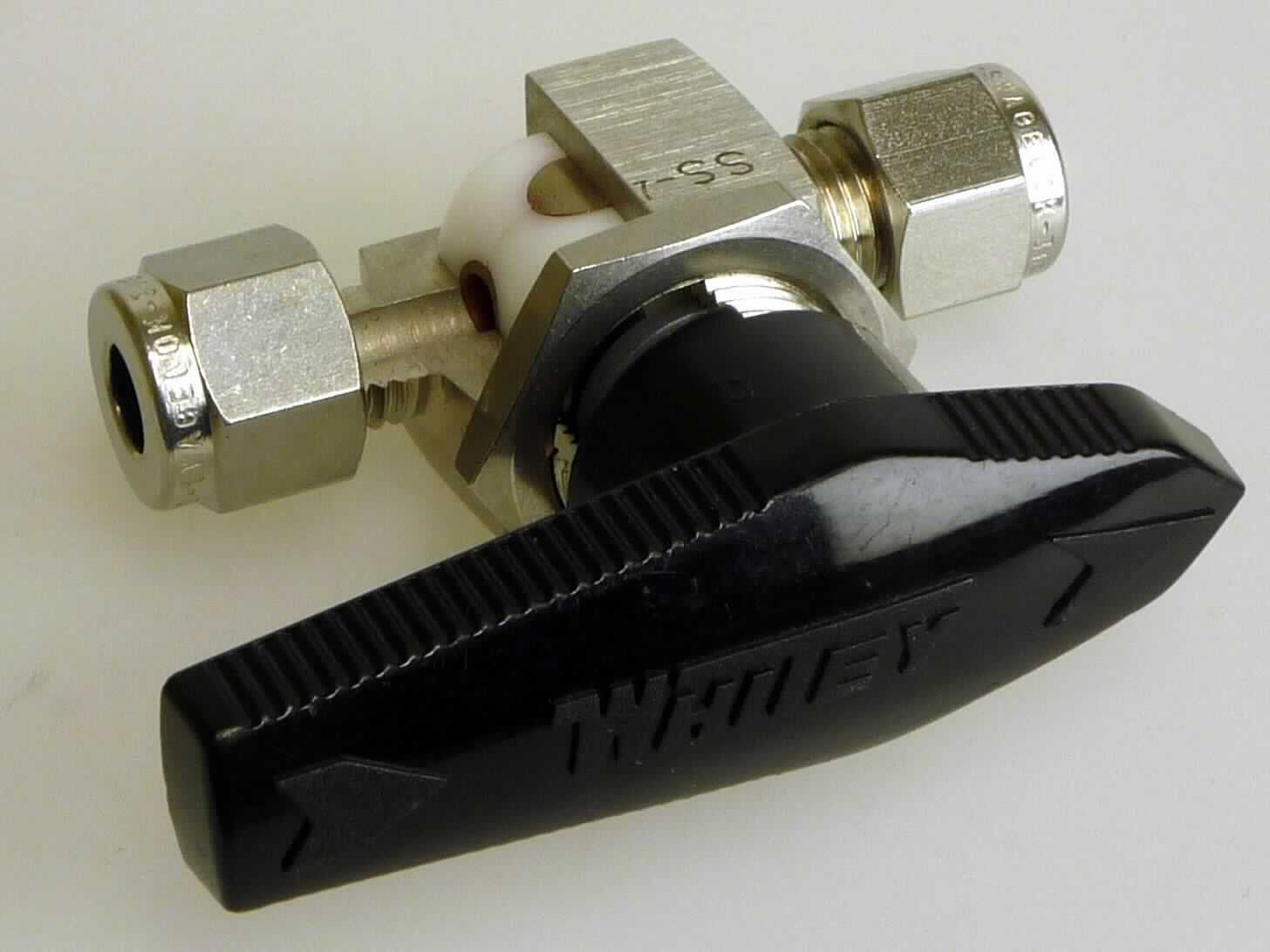 Bei den sog."einteiligen Kugelhähnen der Serie 40 G und 40 in Edelstahl" handelt es um einen Kugelhahn mit einem Verschlusskörper aus Metall (Kugel) und einem Gehäuse aus Edelstahl. Die Griffform und Farbe ist variabel, der Kugelhahn kann mit pneumatische Steuerköpfen ausgerüstet werden. Die Klemmring- oder Gewindeanschlüsse sind variabel. Die Ware ist in 2-7 Wege-, Gerade oder Winkelausführung erhältlich.

Die Ware wird als "Armaturen für Rohr- oder Schlauchleitungen, nicht von den Unterpositionen 8481 10 bis 8481 8079 erfasst, Kugelhahn, nicht für bestimmte Luftfahrzeuge" eingereiht.
